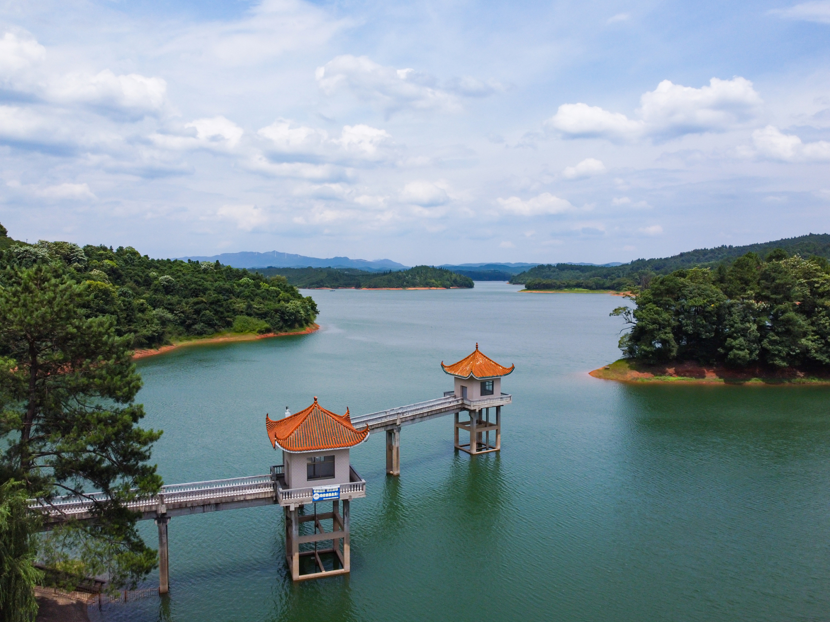 黄石阳新线的莲花湖风景区,这是一座集自然风光,文化底蕴和休闲娱乐为