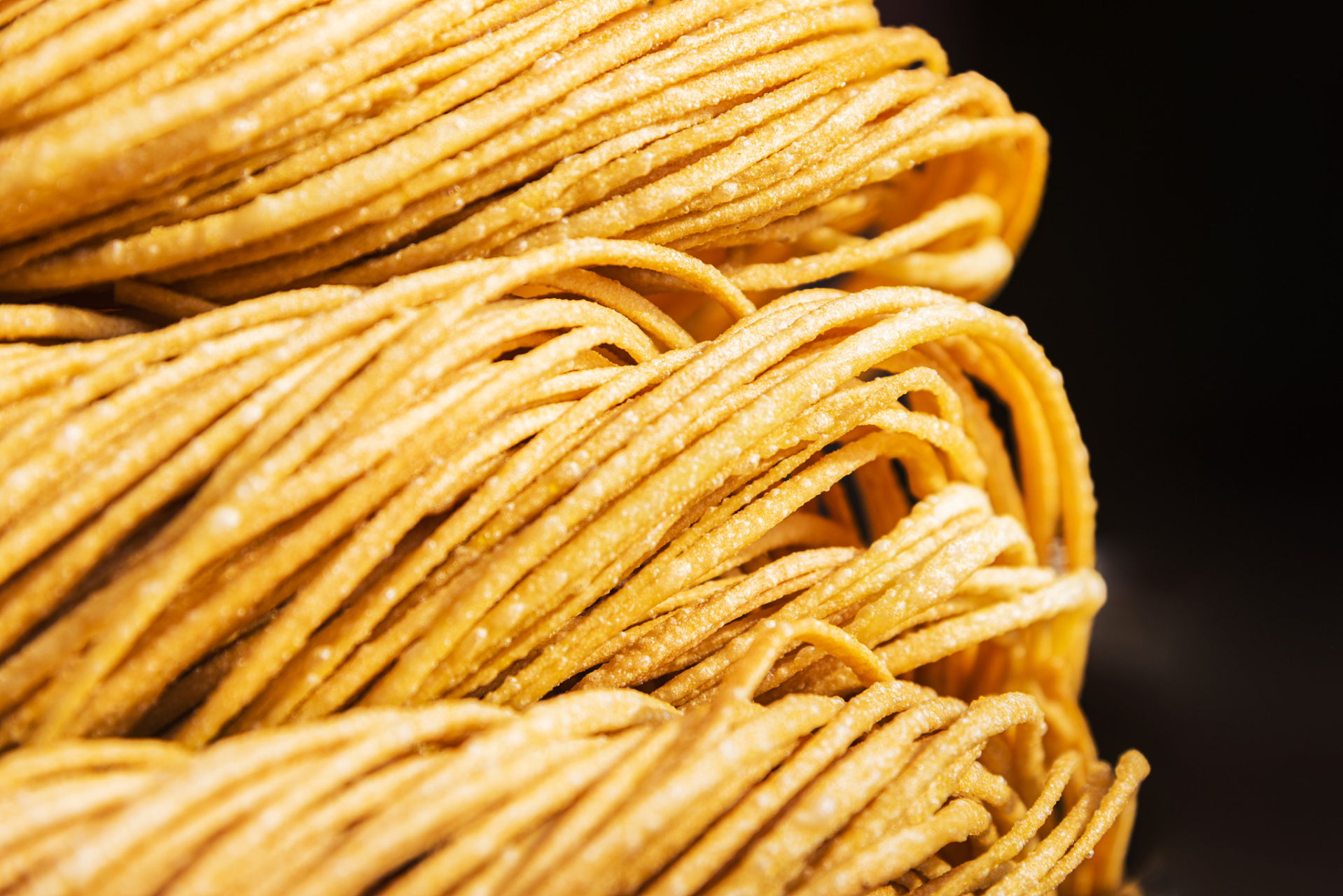 中国南北各地清明节有吃馓子的食俗.