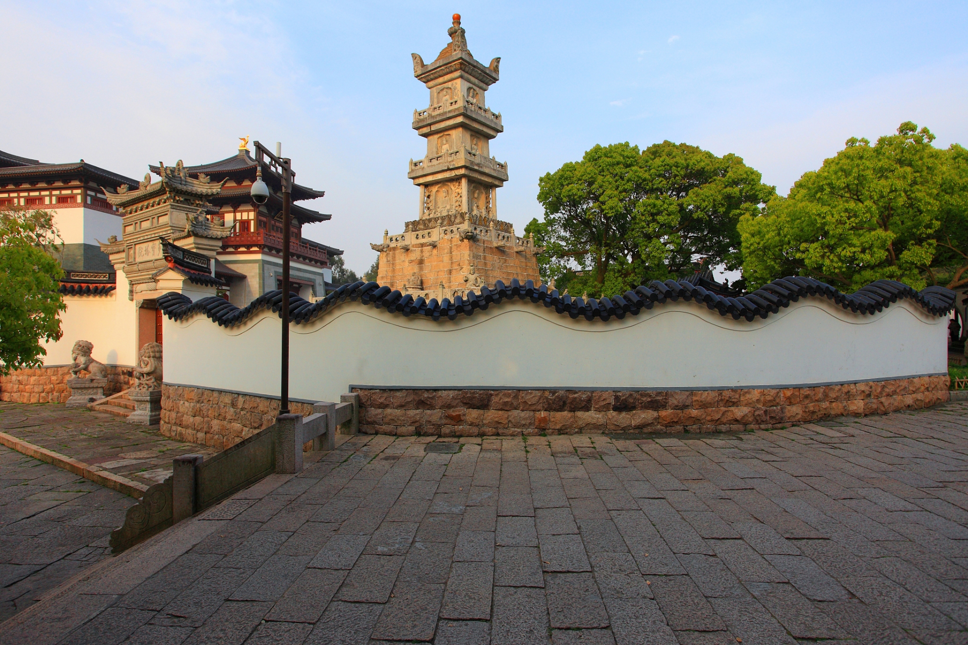 在浙江省舟山市普陀山上,隐藏着一座元代宏伟的宝塔,即普陀山多宝塔.