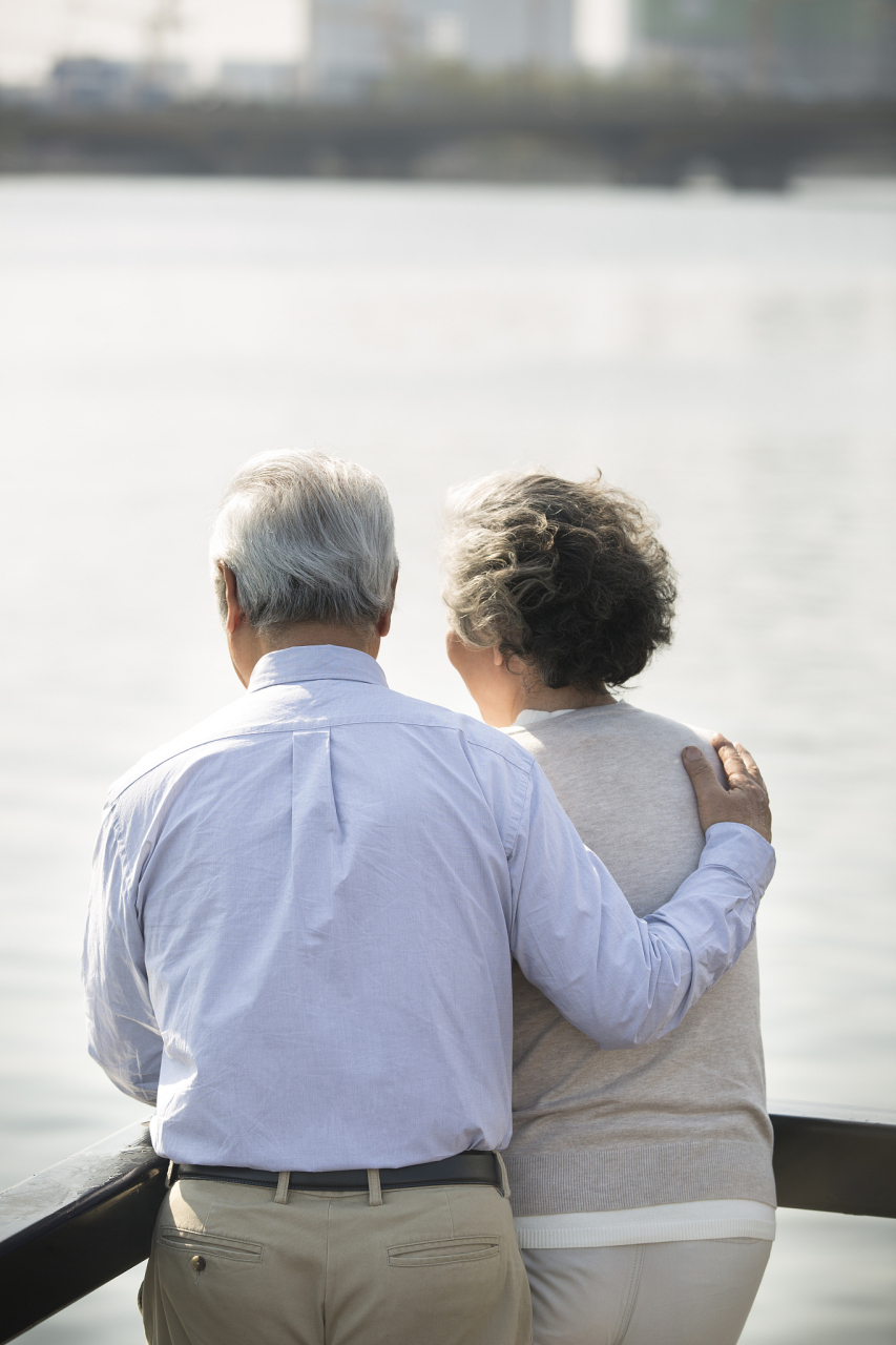 杨叔叔面相慈祥,不善言语,很勤快,店里需要用力的