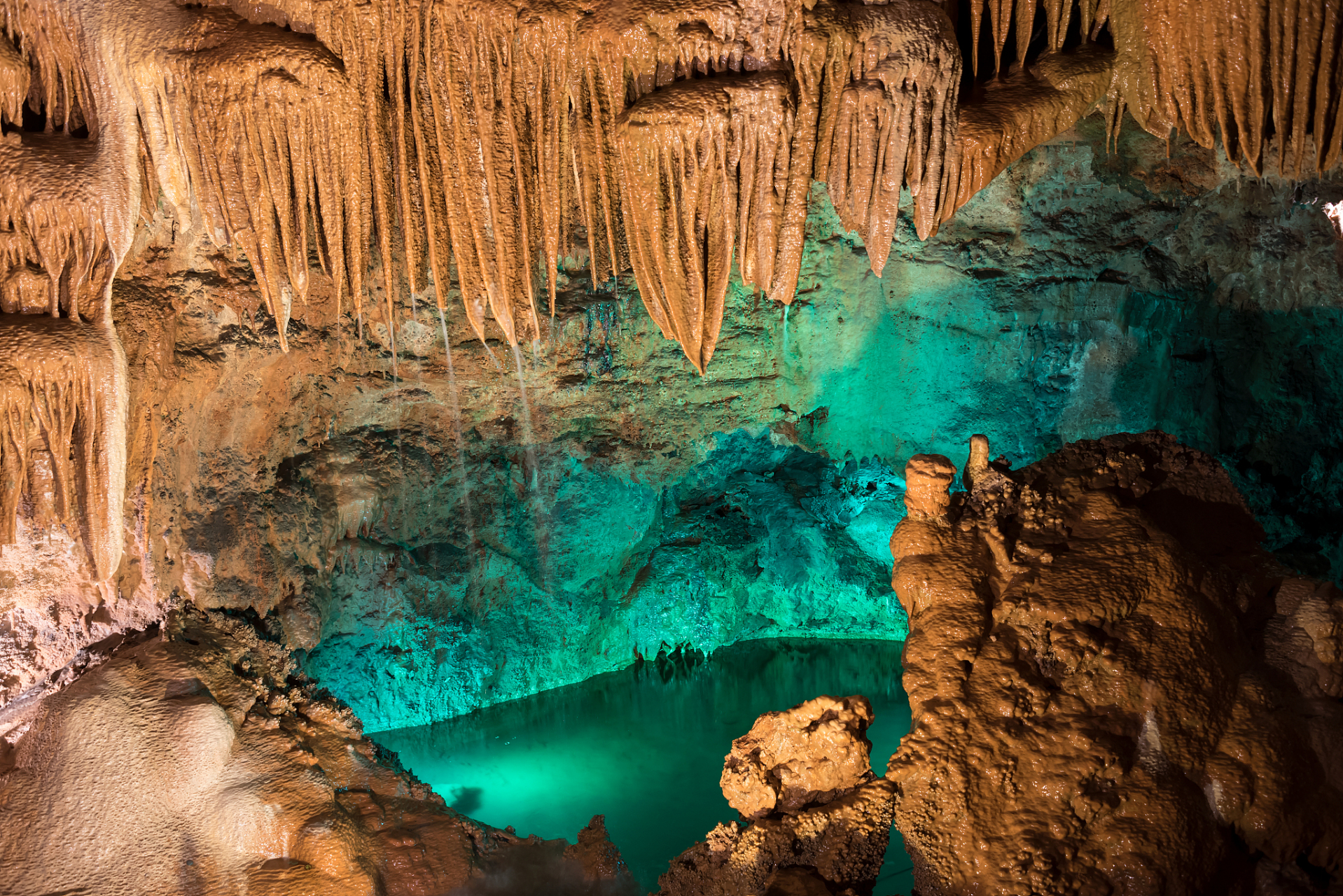 九寨沟地貌丰富,不仅拥有壮丽的石林景观,而且还有溶洞和断裂带等奇特