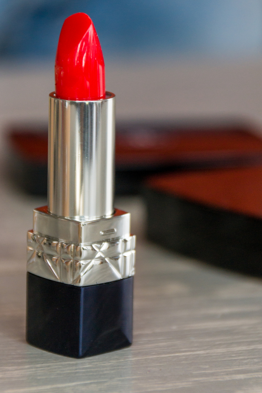 迪奥dior千鸟格唇膏丝绒999是一个经典款  这是dior一款非常经典的