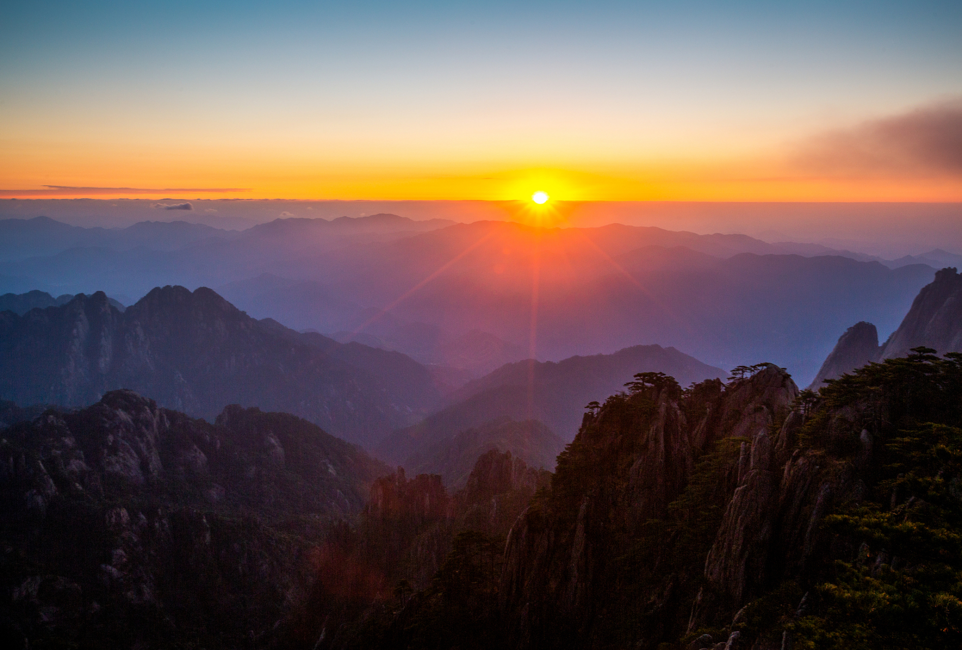 是著名的旅游胜地,以其雄伟的山峰,奇特的石海,云海日出等自然景观而
