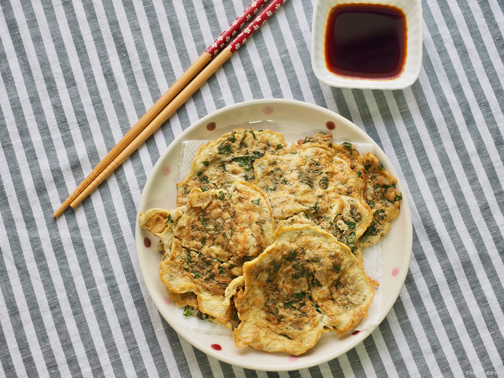 香椿独特的香气与鸡蛋的鲜美完美融合,煎制出的蛋饼金黄诱人,口感香脆