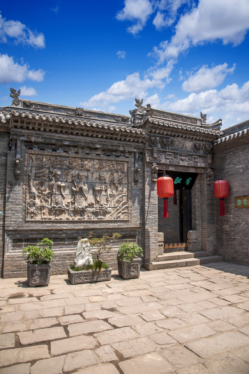 乔家大院位于我国山西省晋中市祁县的乔家堡镇,是晋商乔致庸的甲邋