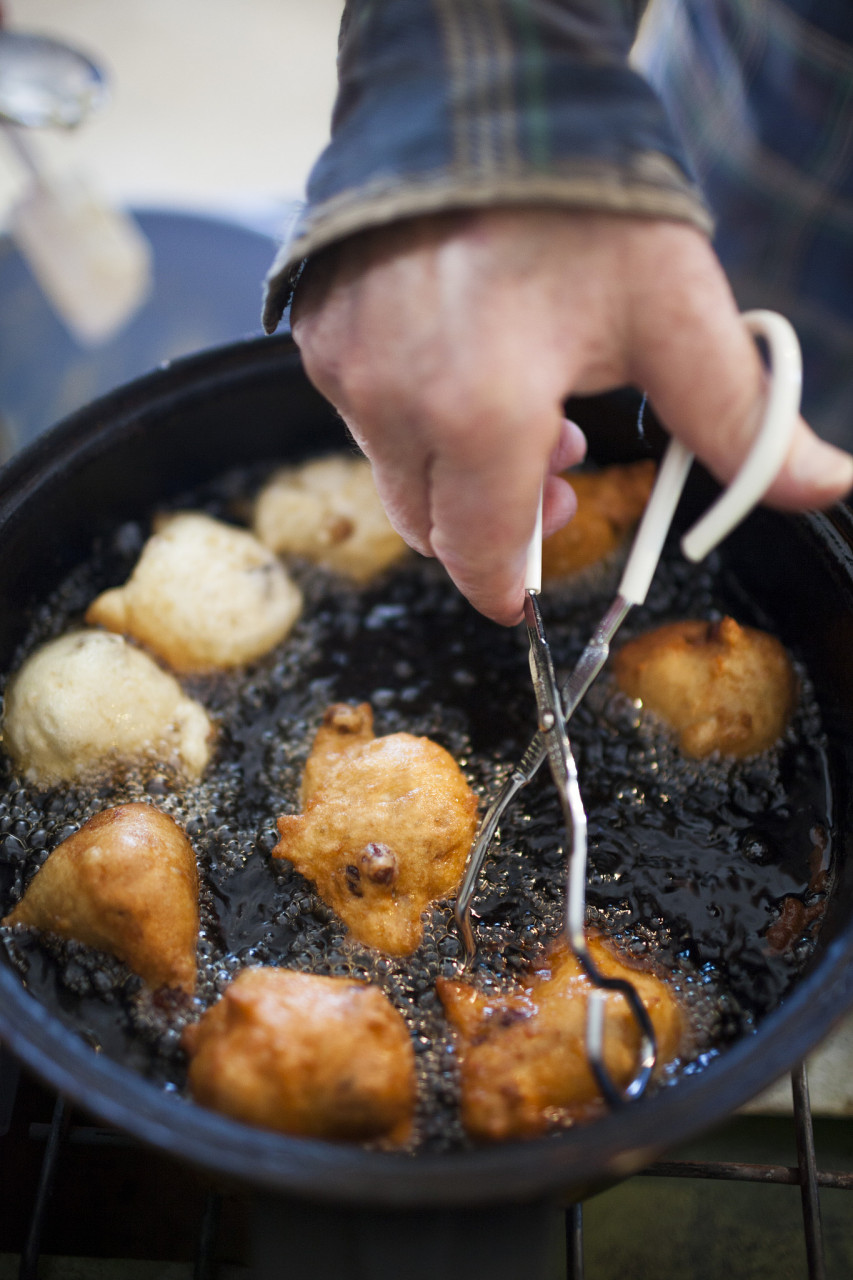 铜瓢粑是广西柳州融安,融水县的特色小吃,以纯米浆为主料.