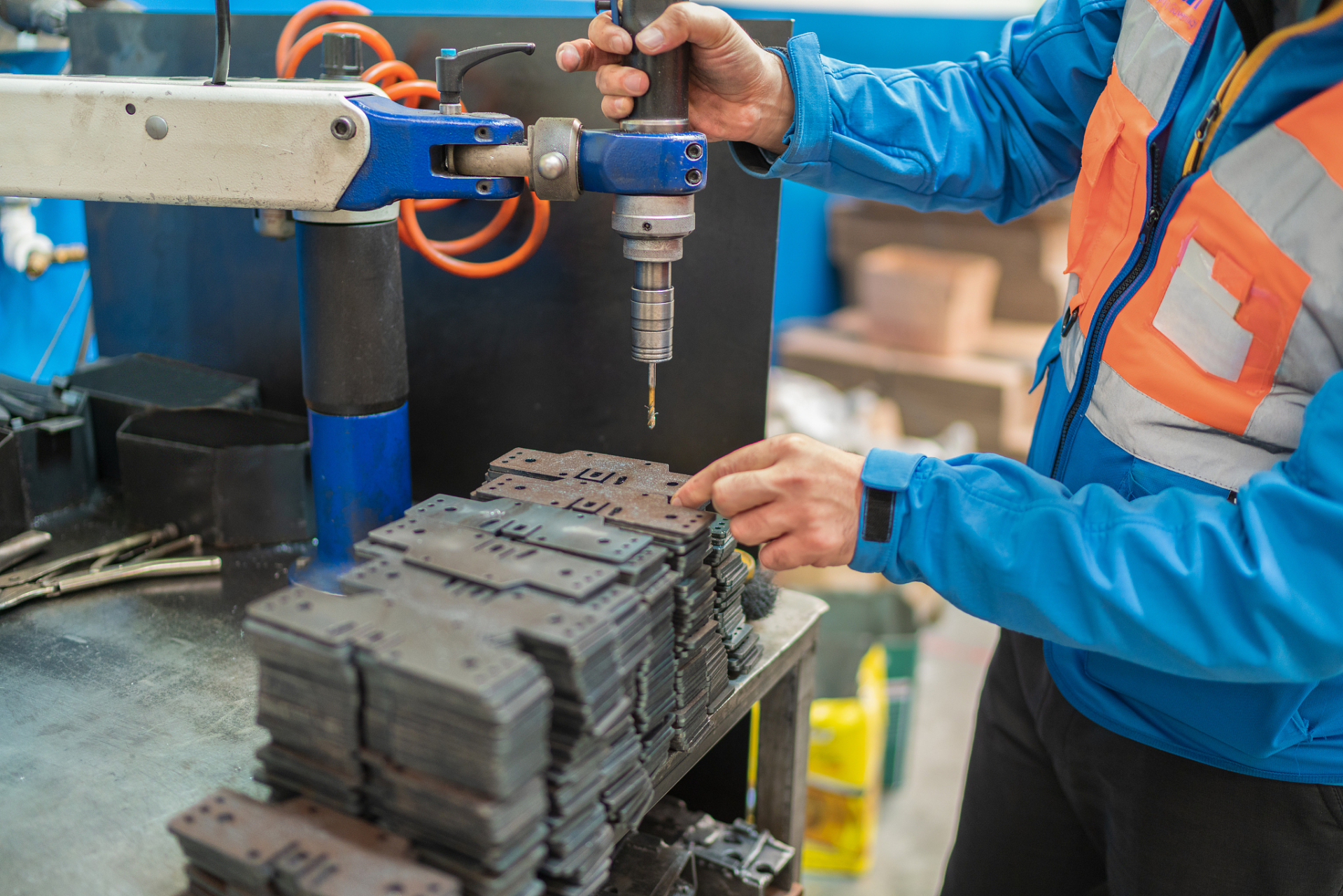 我叫振禹,我的打工生涯是从17岁在工厂打螺丝开始的.