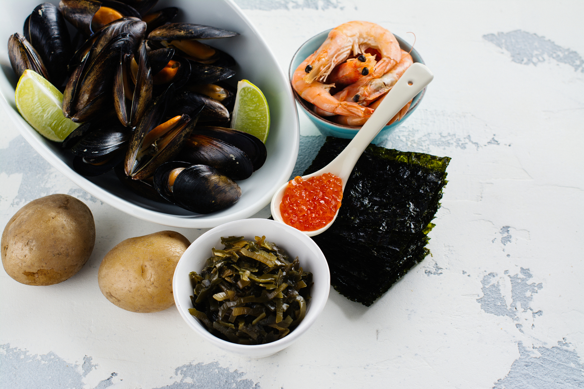 食物:比如海带,紫菜,虾皮等,含有大量的碘,食用后可能会导致甲状腺