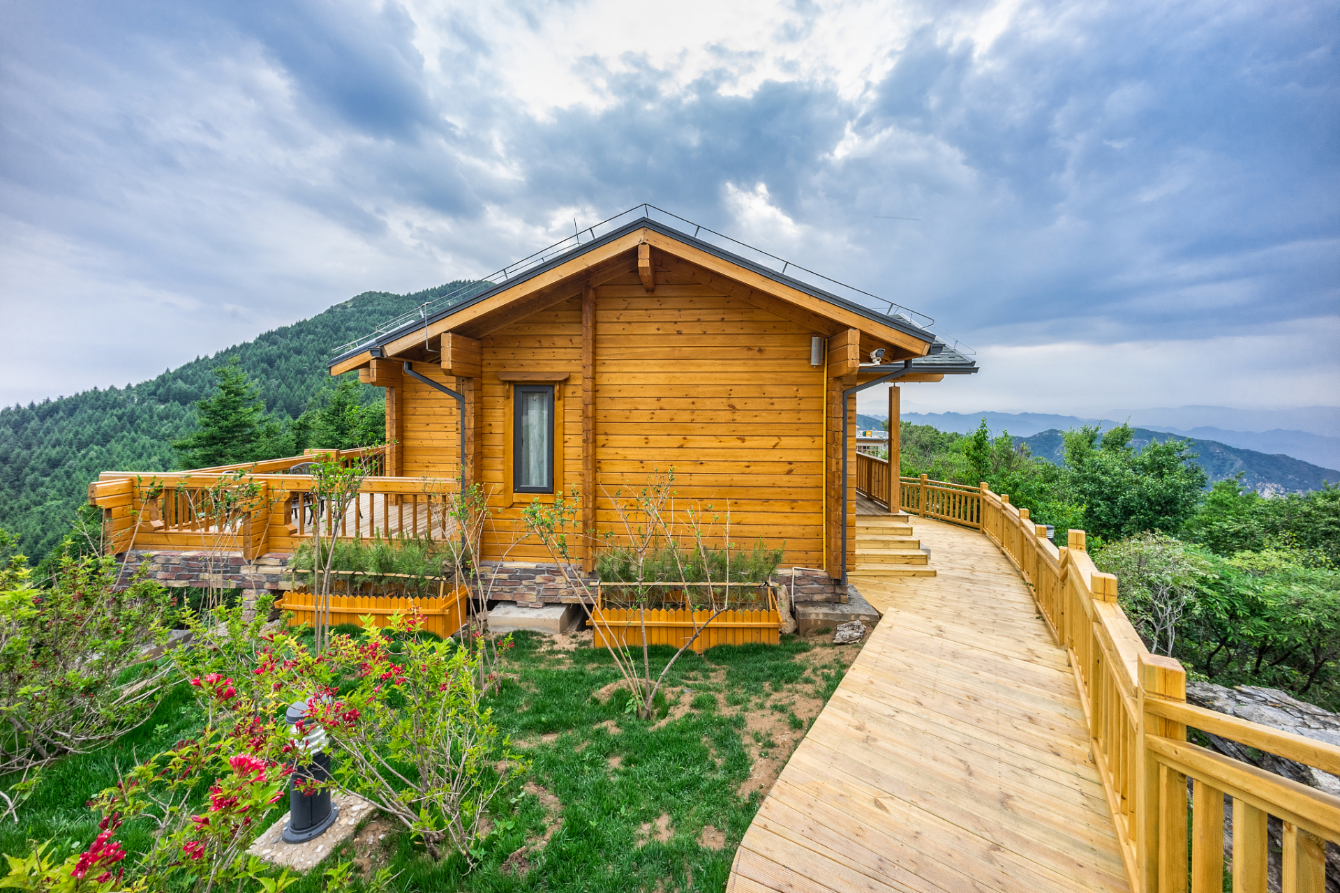 冰冰的老公在家里排行老三,还有两个哥哥一个妹妹,自