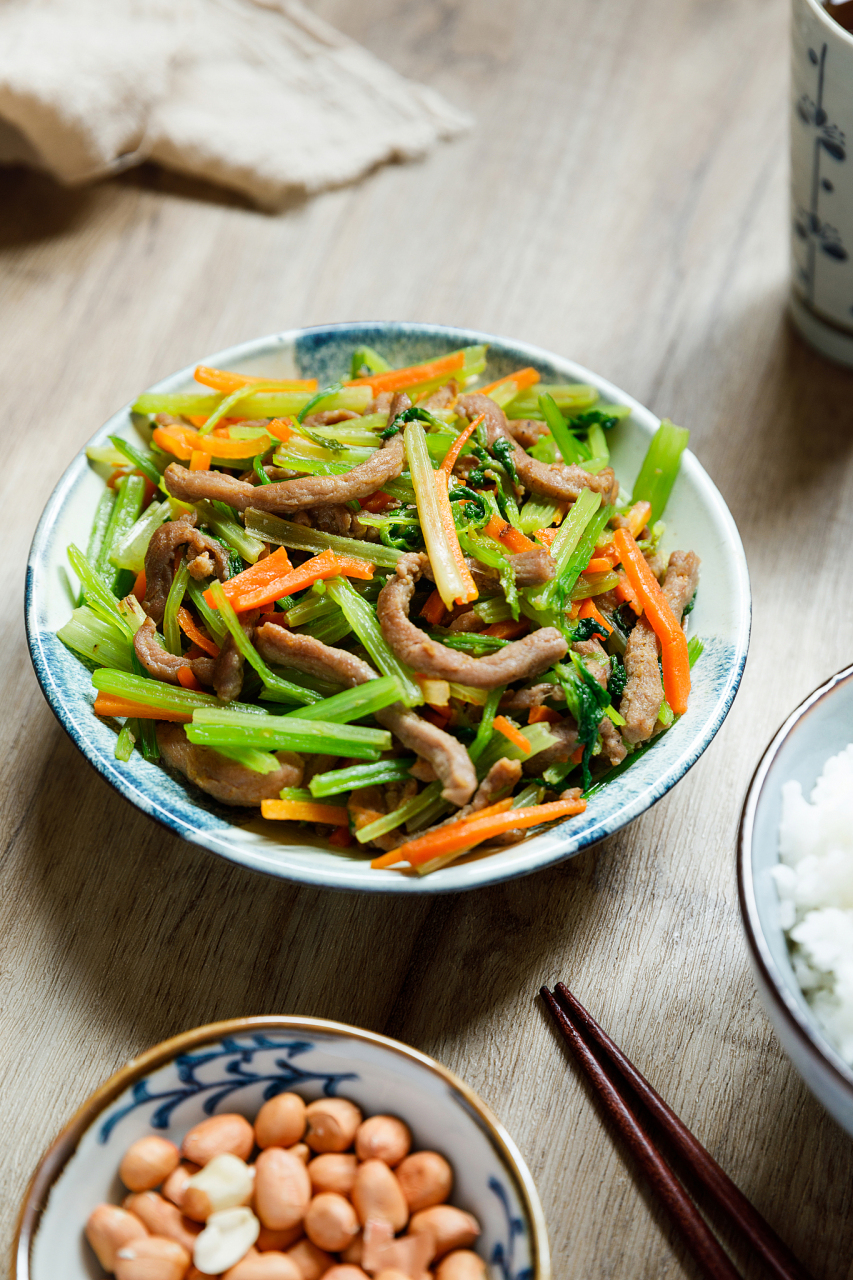 芹菜炒牛肉丝是一道非常美味的家常菜