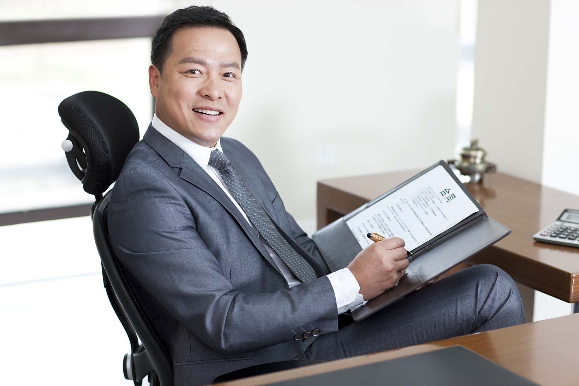 总控就是鱼缸管理法则,老板手里拿着鱼食,鱼和鱼在鱼缸里吃食还是打架