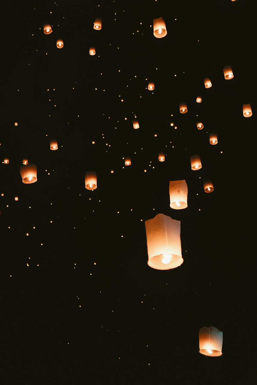 孔明灯,又被称为天灯,万灯,是五代时期由莘七娘发明的