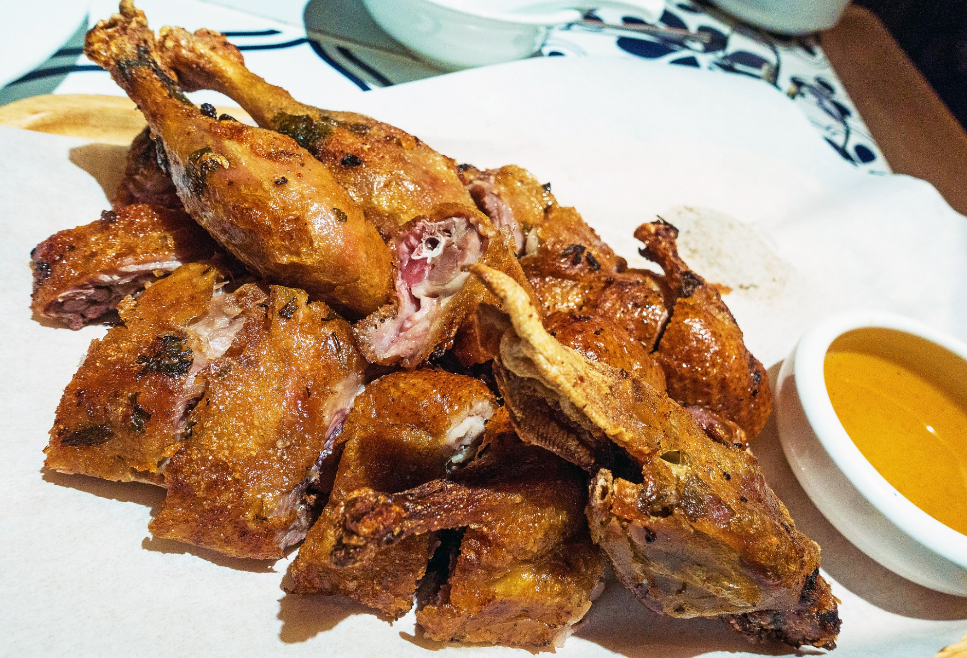 義和雅苑的麻仁香酥鸭麻仁香酥鸭属于湘菜创新名菜