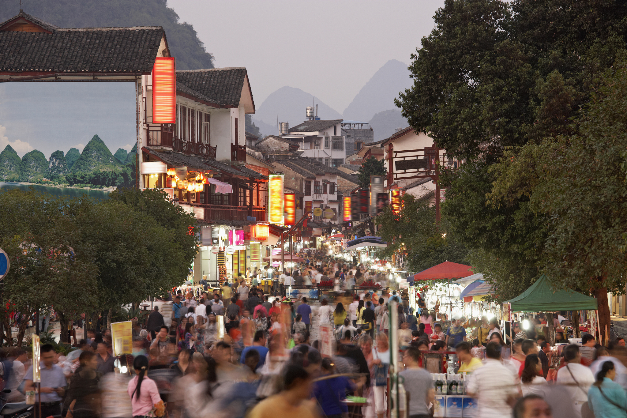 桂林阳朔西街,风情万种,尽享夜生活魅力