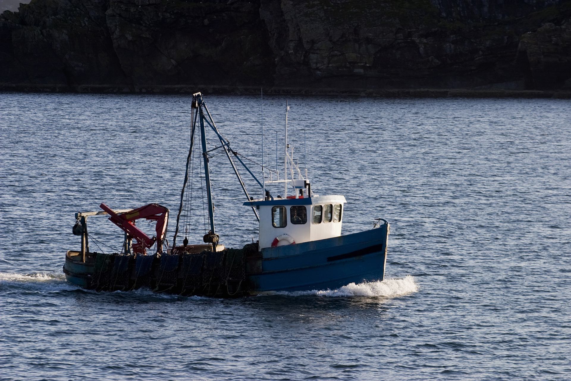 一艘中国籍远洋渔船在印度洋中部海域倾覆,消息一出立即引起社会关注.