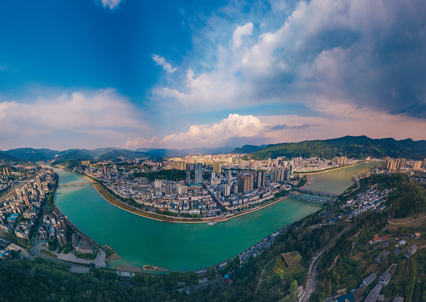 四川广元市是一个历史悠久的城市,拥有许多文化遗址和自然风光.