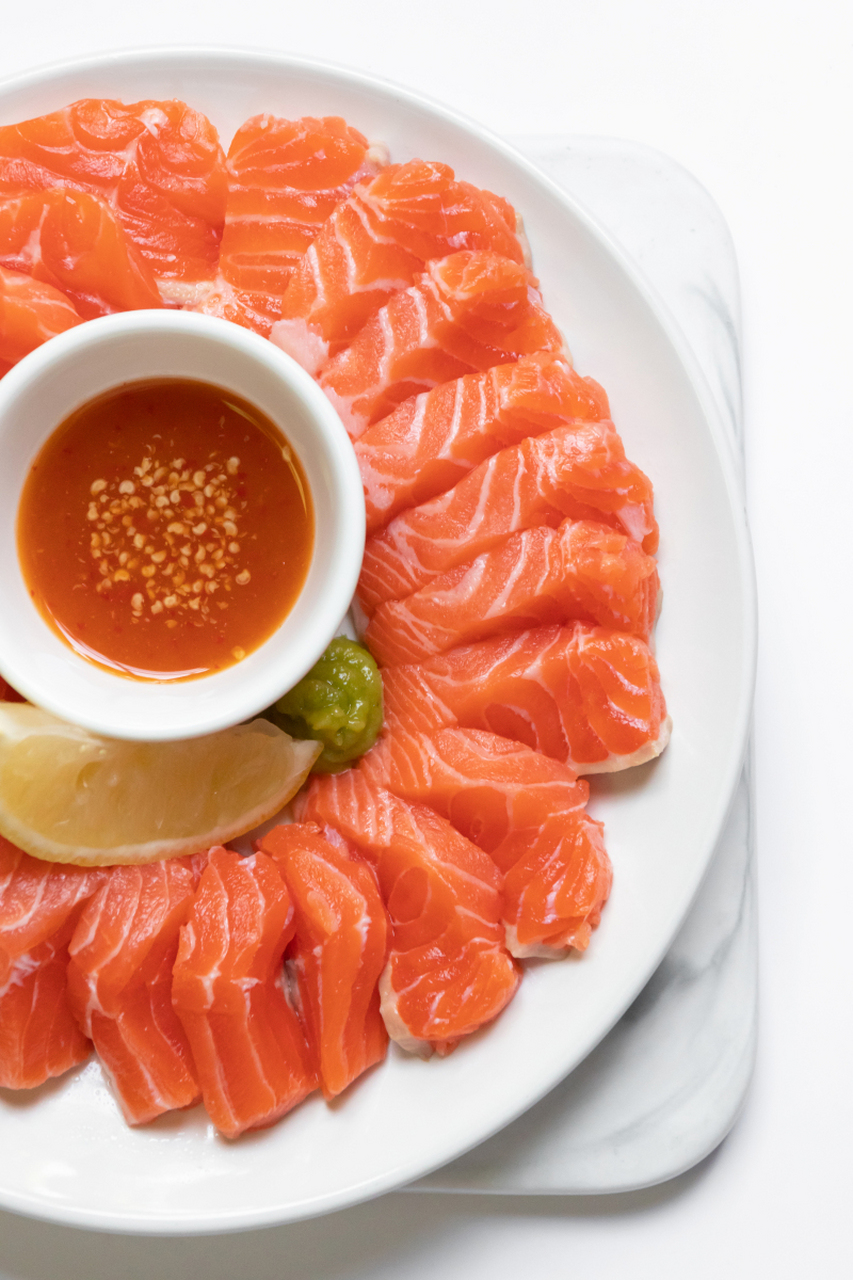 通常,我们把清蒸三文鱼的时间控制在8到12分钟这个甜蜜点上