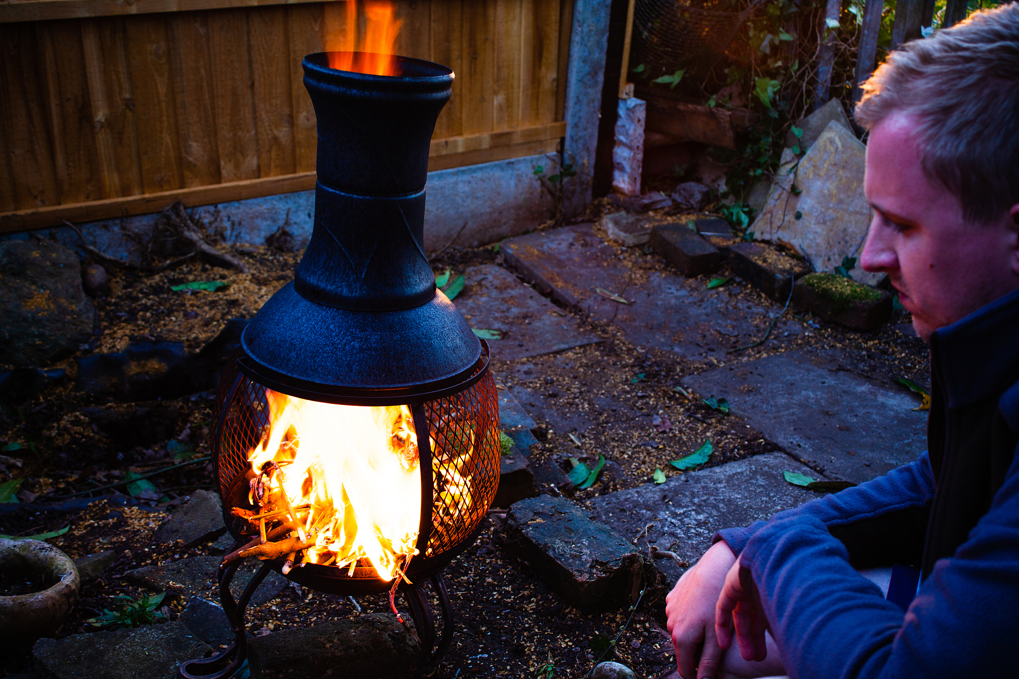 我喜欢炉火旁我们轻柔而漫长的交谈 你说出的每个词语