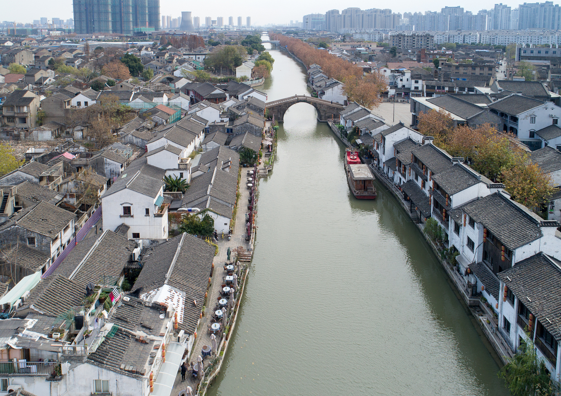 是江苏苏州昆山市千灯镇的古河道,河岸房屋以黑白为主,为文化旅游景点