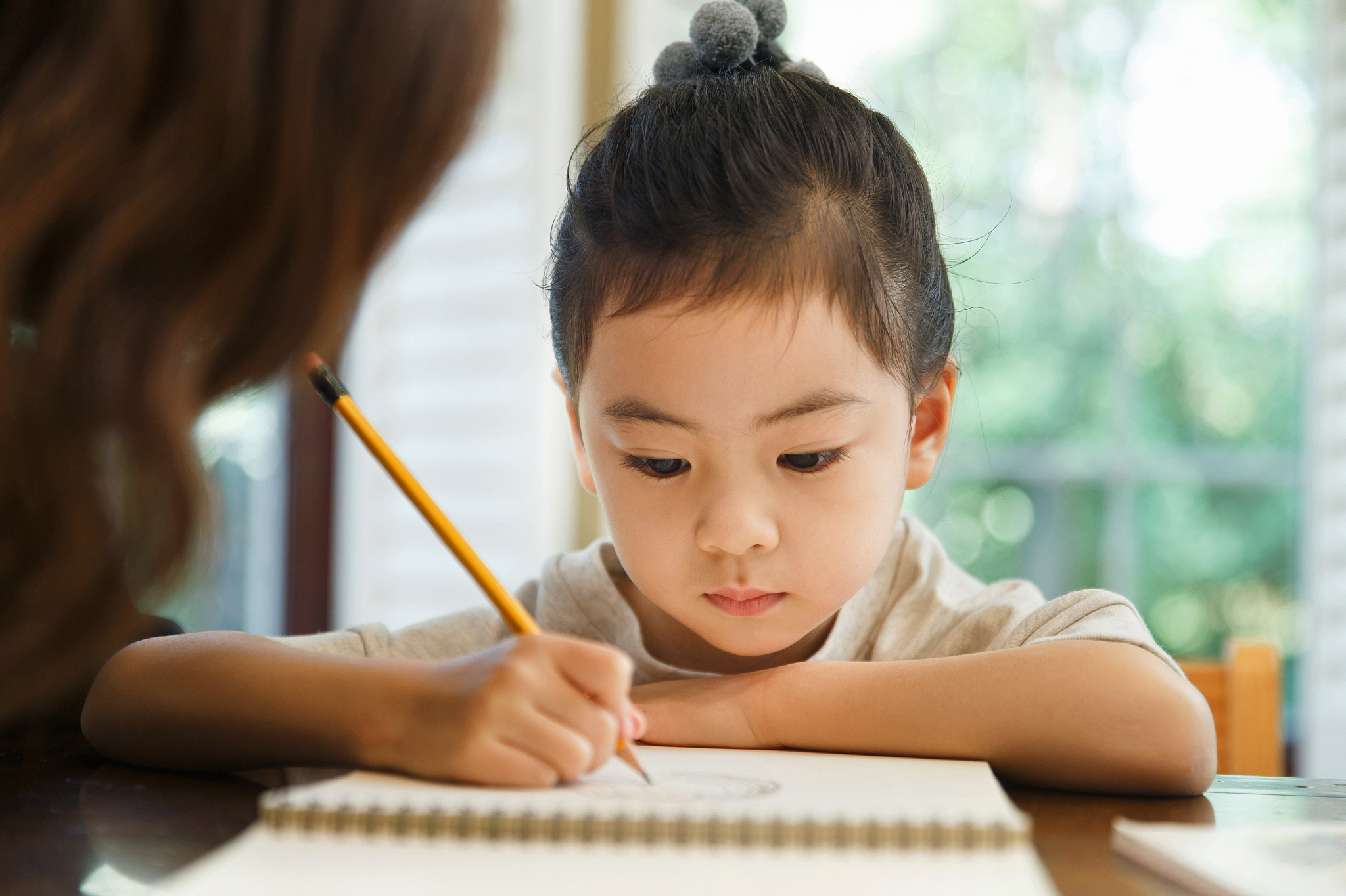 [孩子写作业图片做作业孩子图片养成学习习惯孩子帮助孩子写作业孩子