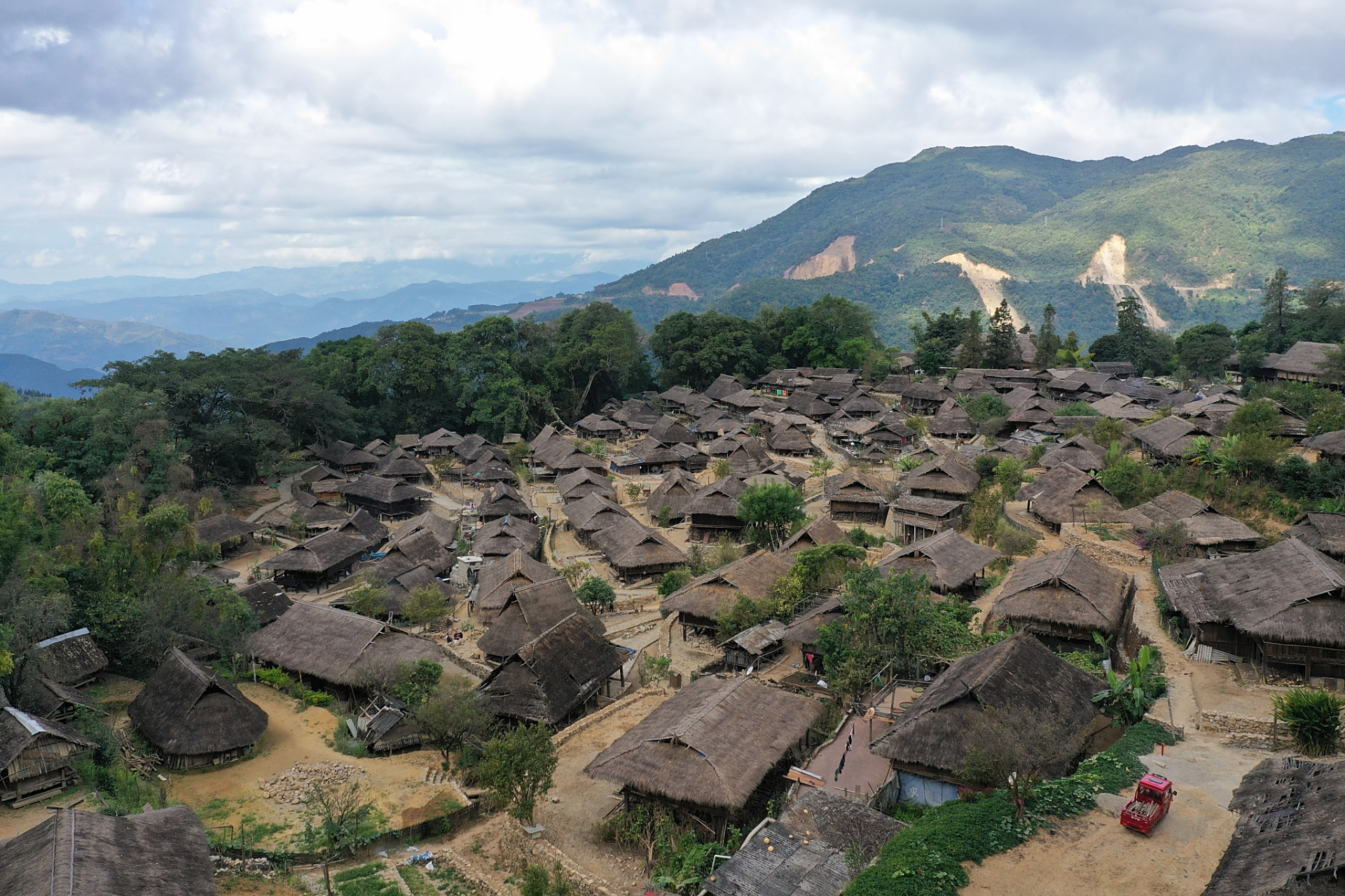 司莫拉佤族村位于腾冲县,是云南独具特色的少数民族村落之一.