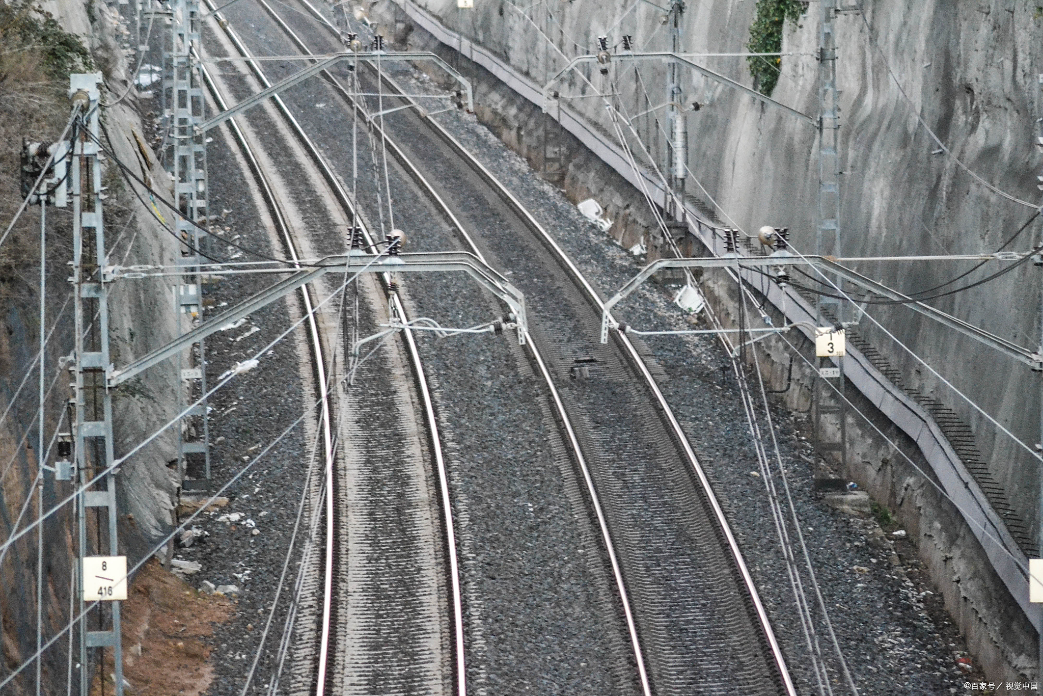 渝怀铁路连渝北与怀化,为双线电气化国铁Ⅰ级线