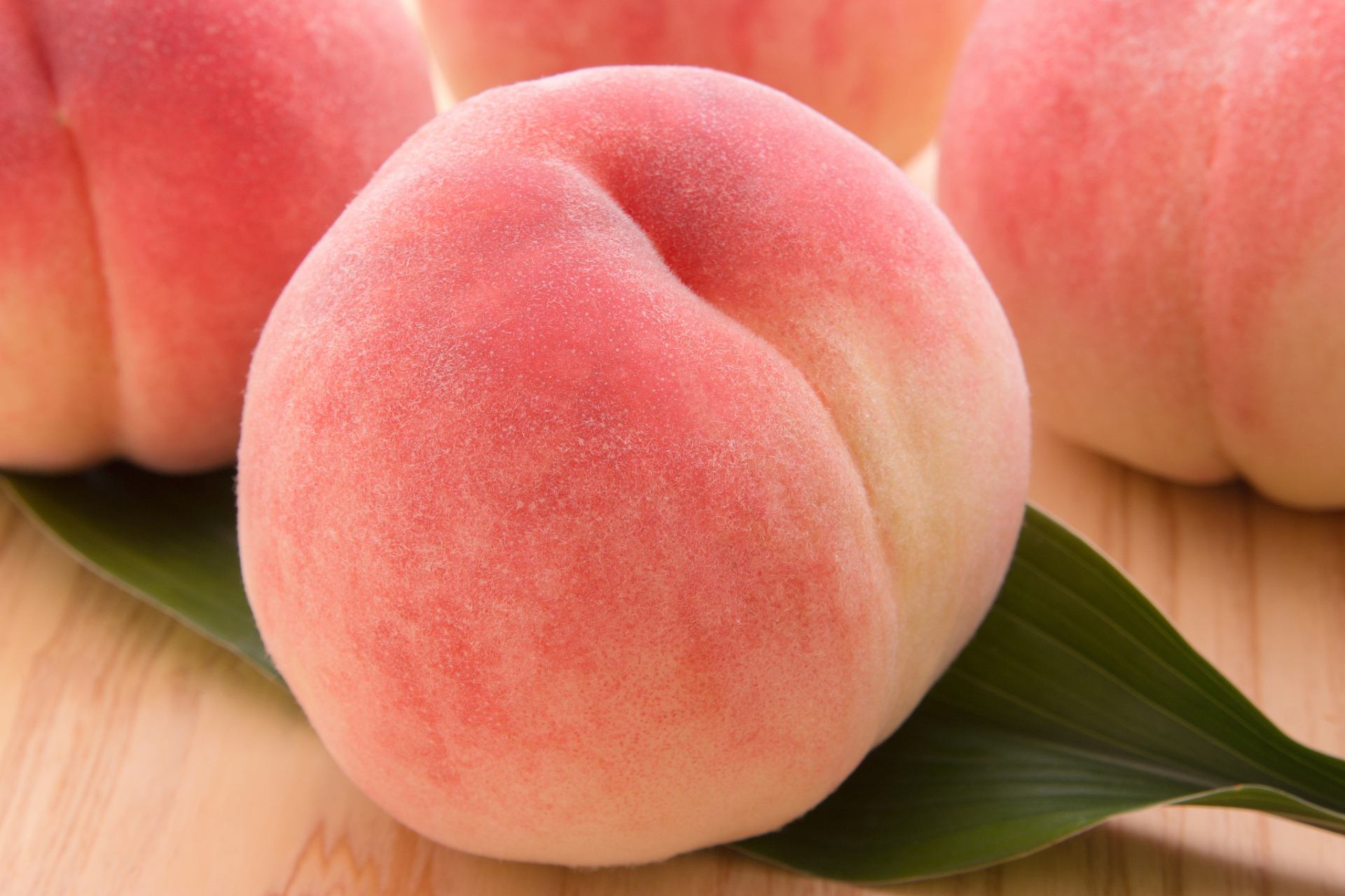 阳山水蜜桃,又大又圆,想起了蟠桃,好诱人.#熊孩子把超市桃子全戳上洞