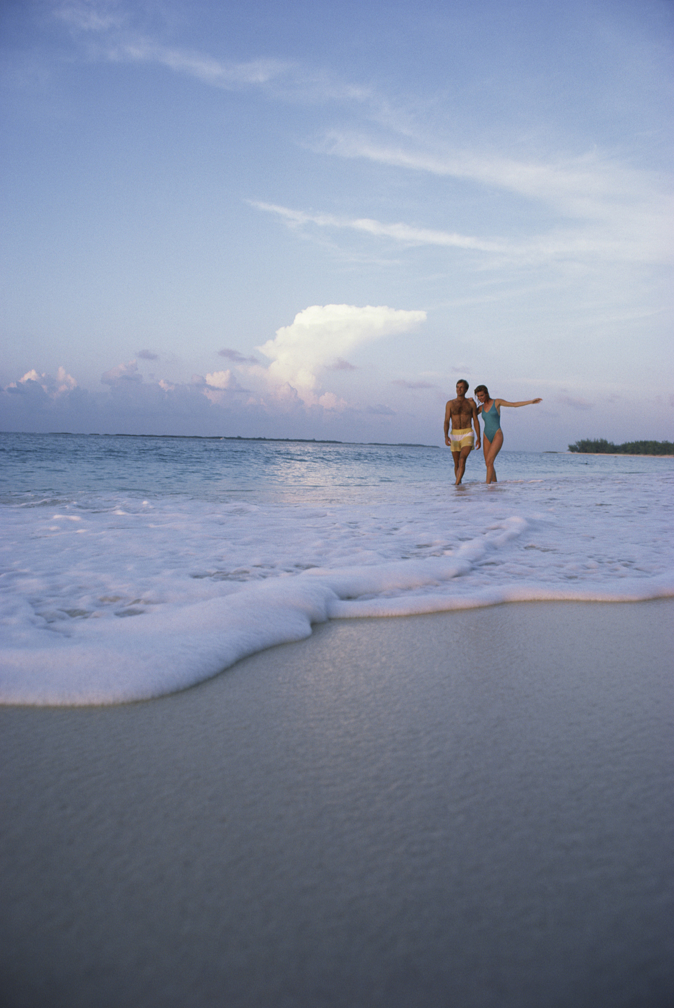 书画艺术欣赏#海风撩起她的蓝裙摆,像浪花吻过礁石般轻盈