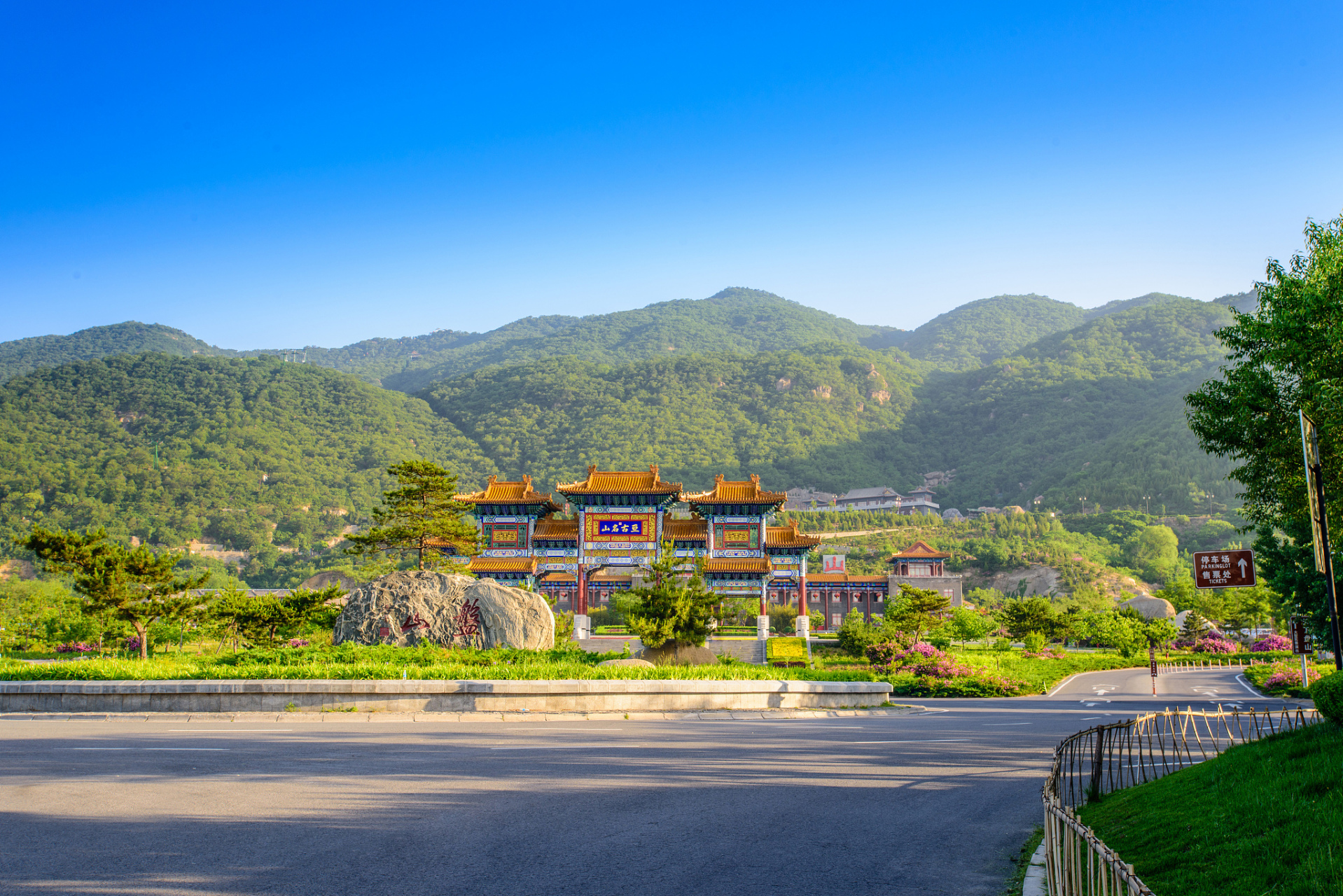 盘山风景区是全国知名的红叶风景区之一,每逢秋日,这里的山间便弥漫着
