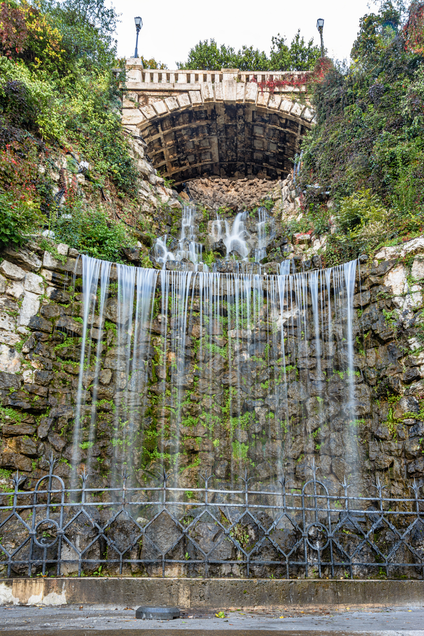 彩虹谷风景区位于中国山东省临沂市平邑县,是一个自然风光优美的旅游