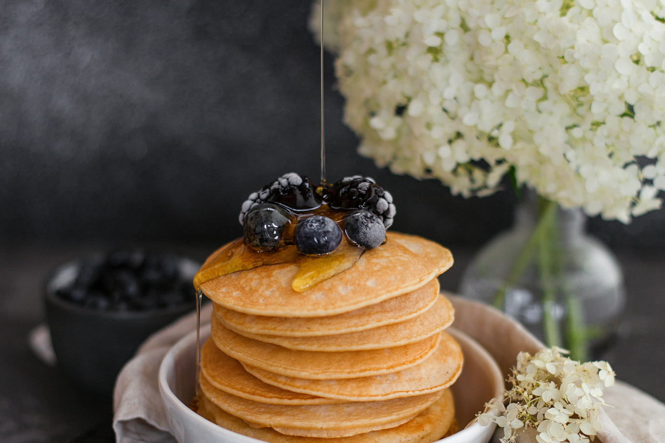 松饼是美味的糕点,制作过程包括准备材料,搅拌面糊,倒入模具和烘焙.