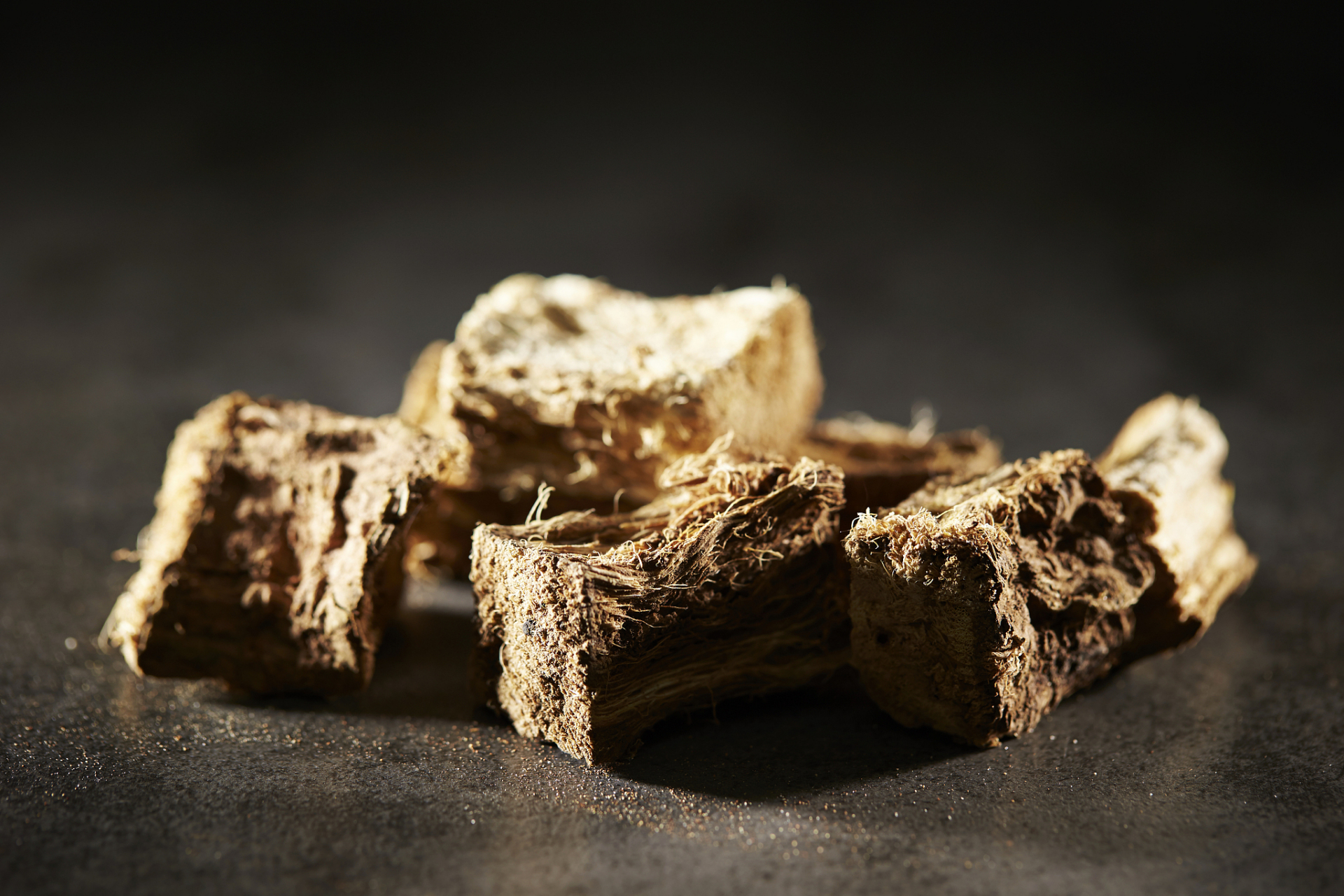 中国茯苓之乡# #茯苓之都# #靖州茯苓# 茯苓常见的品种有:1,茯苓皮