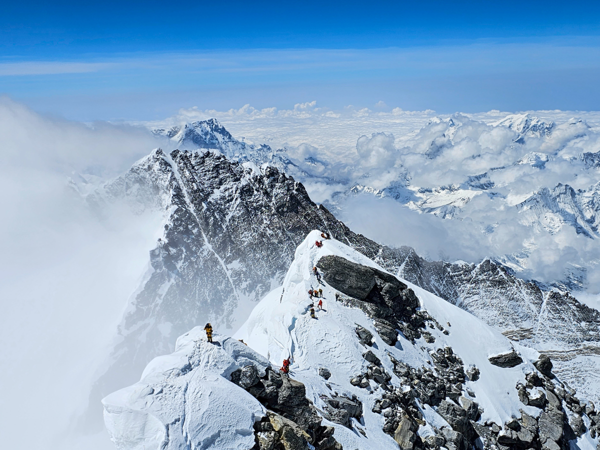 珠穆朗玛峰是尼泊尔的一个著名景点,每年吸引成千上万的登山者