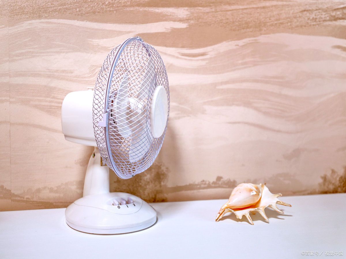 很多人会有一个疑问:空调和风扇可以一起使用吗?这样做是否会更省电?