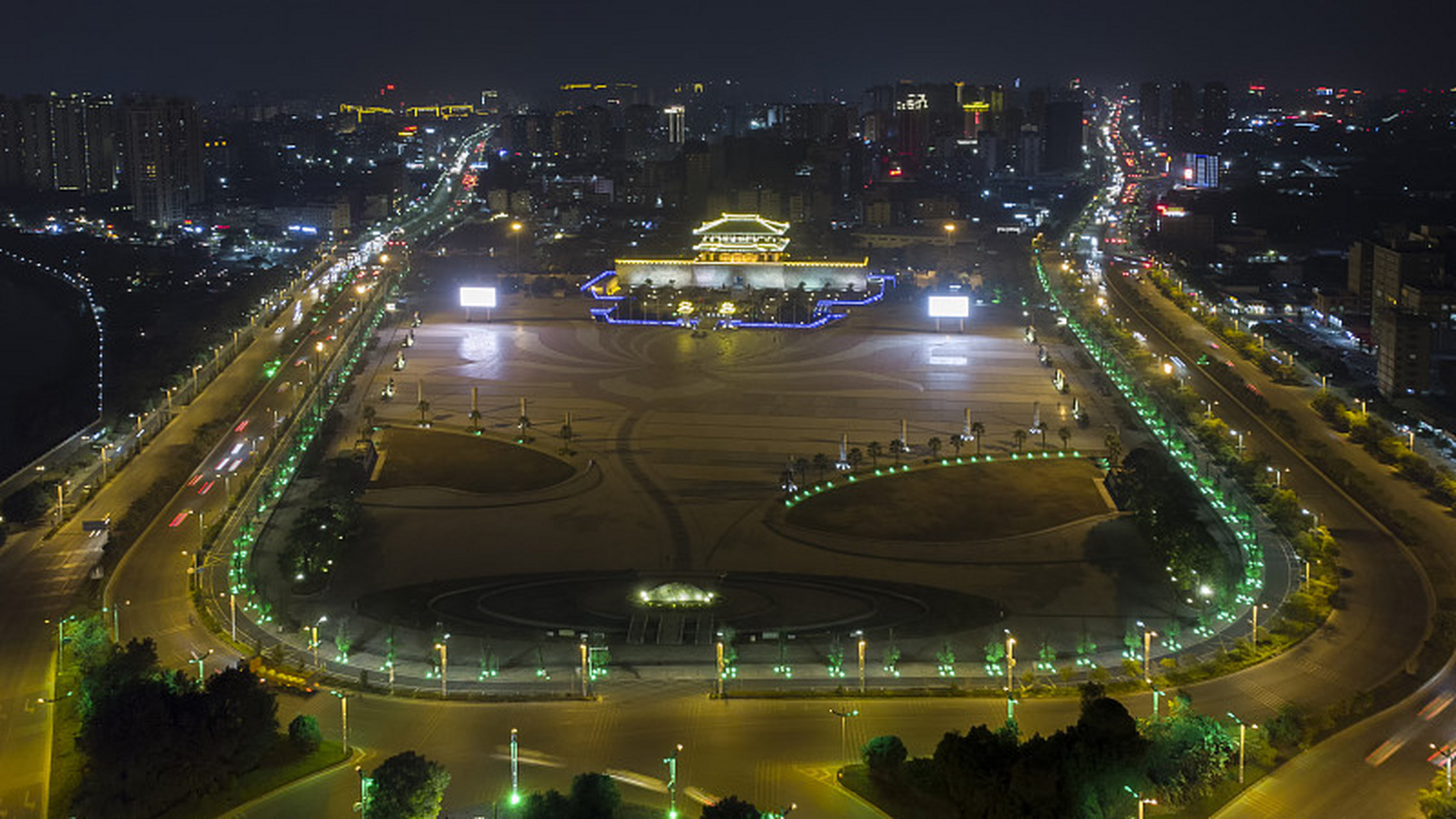 揭阳市的夜景以其璀璨的灯光,独特的建筑和繁华的街道而闻名.