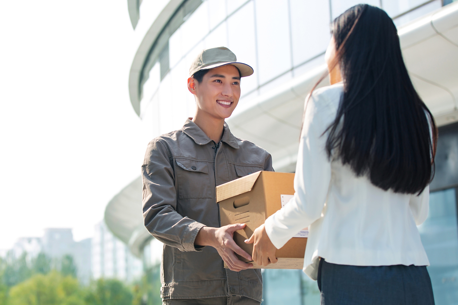 快递员工资直接和派送的快递件数挂钩,送的快递越多,工资就越高.