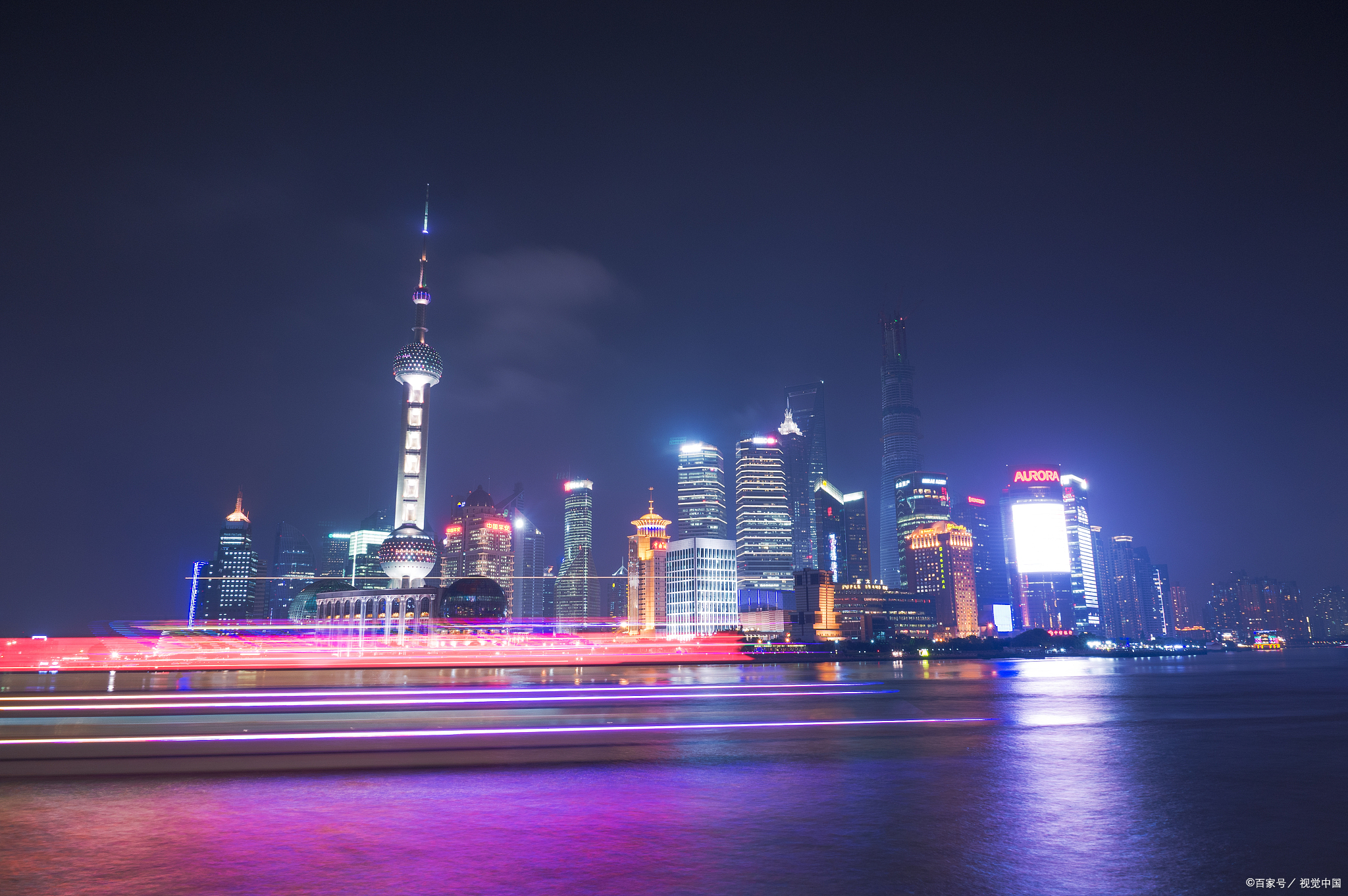 在这里,你可以欣赏到城市天际线的璀璨夜景,感受到上海的繁华与活力.