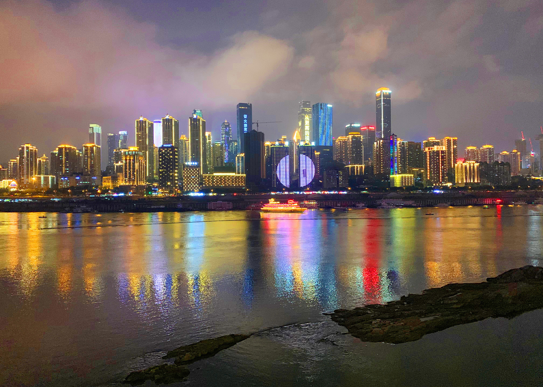 【总要去趟重庆吧,吹吹嘉陵江的晚风,走走南滨路,感受山城的热情】