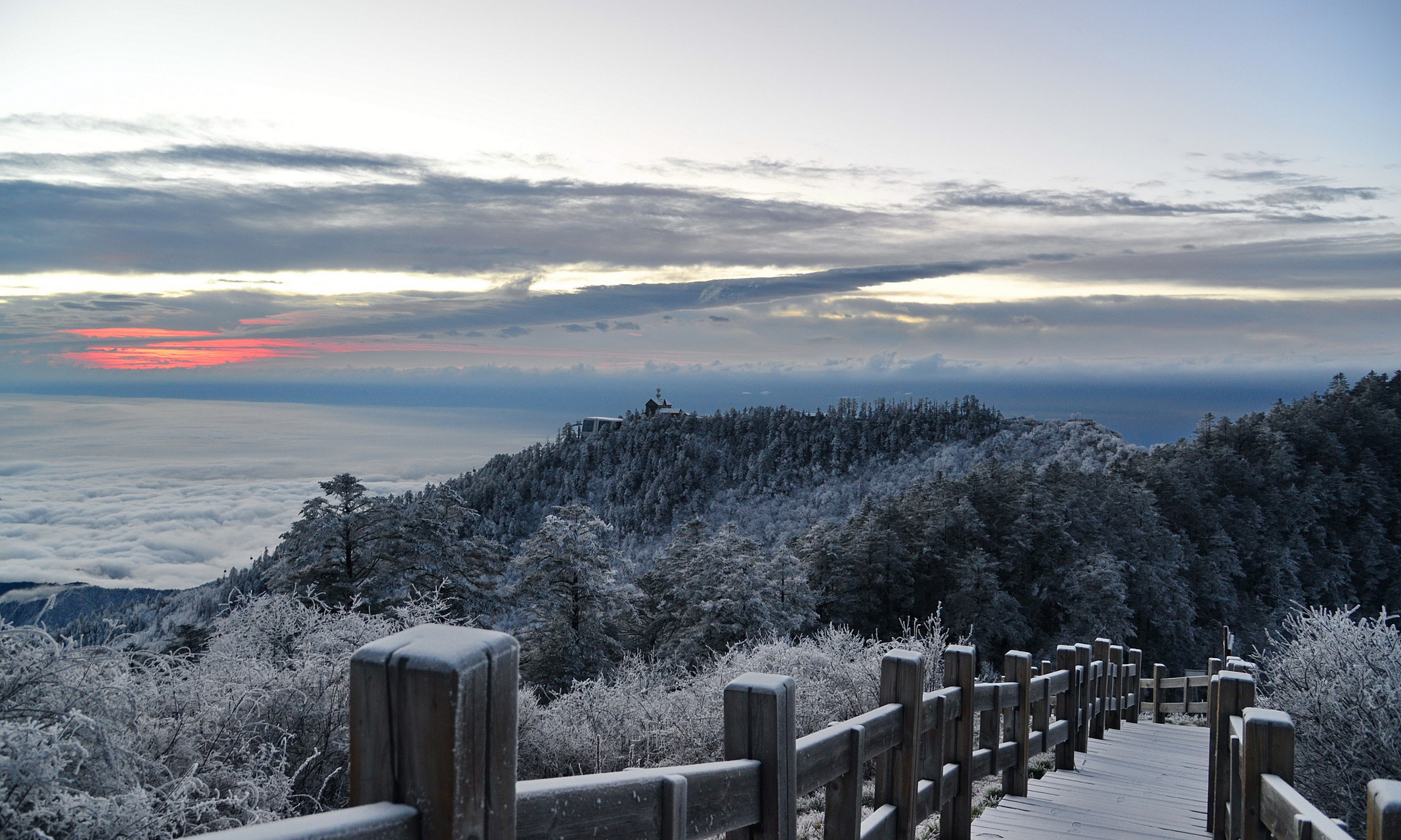 成都西岭雪山美成童话世界 阳光撒满大地 温度恰到好处 今天不想恳忖