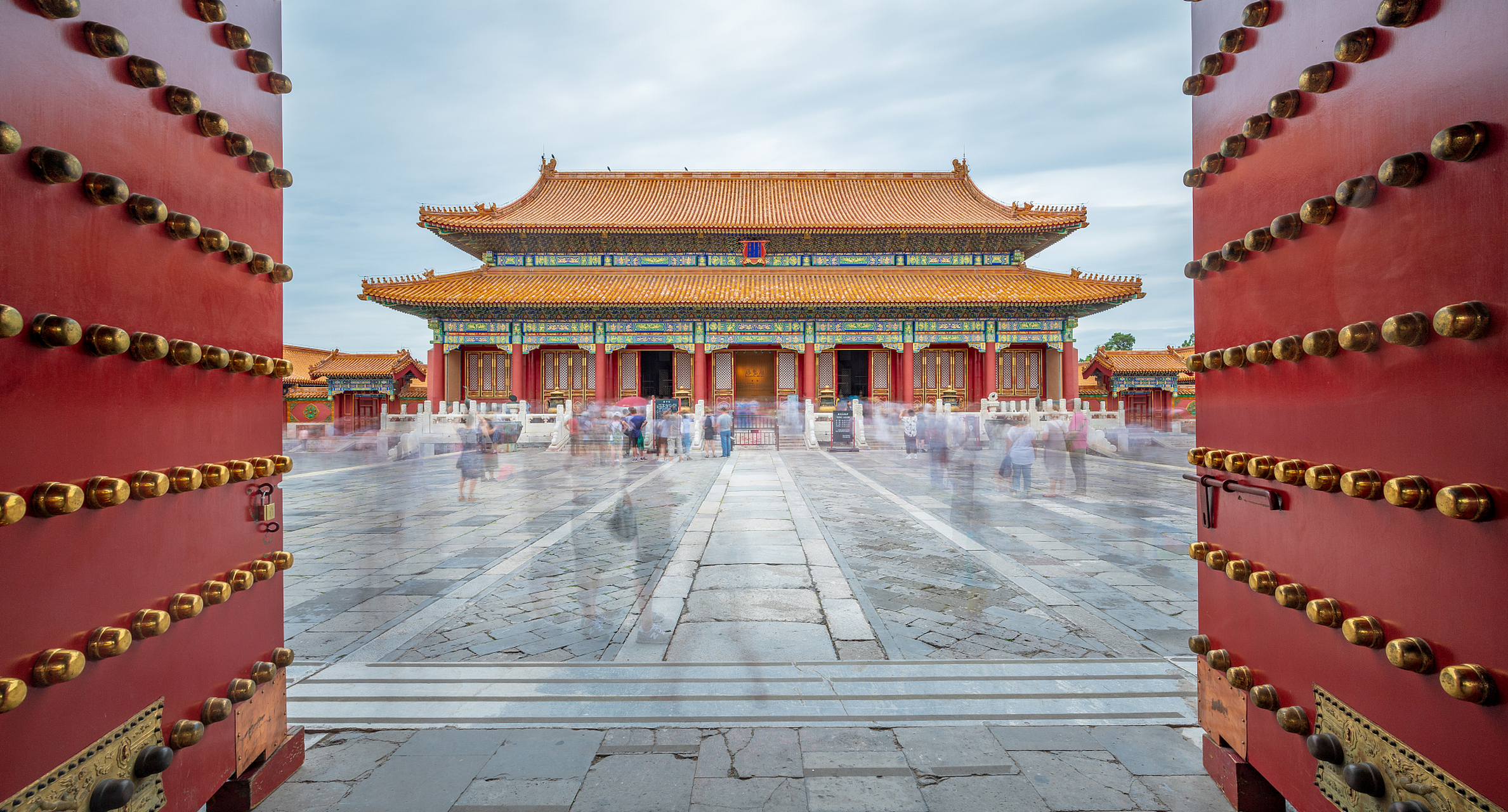 故宫博物院:感受历史氛围,参观皇帝的宫殿和文物.