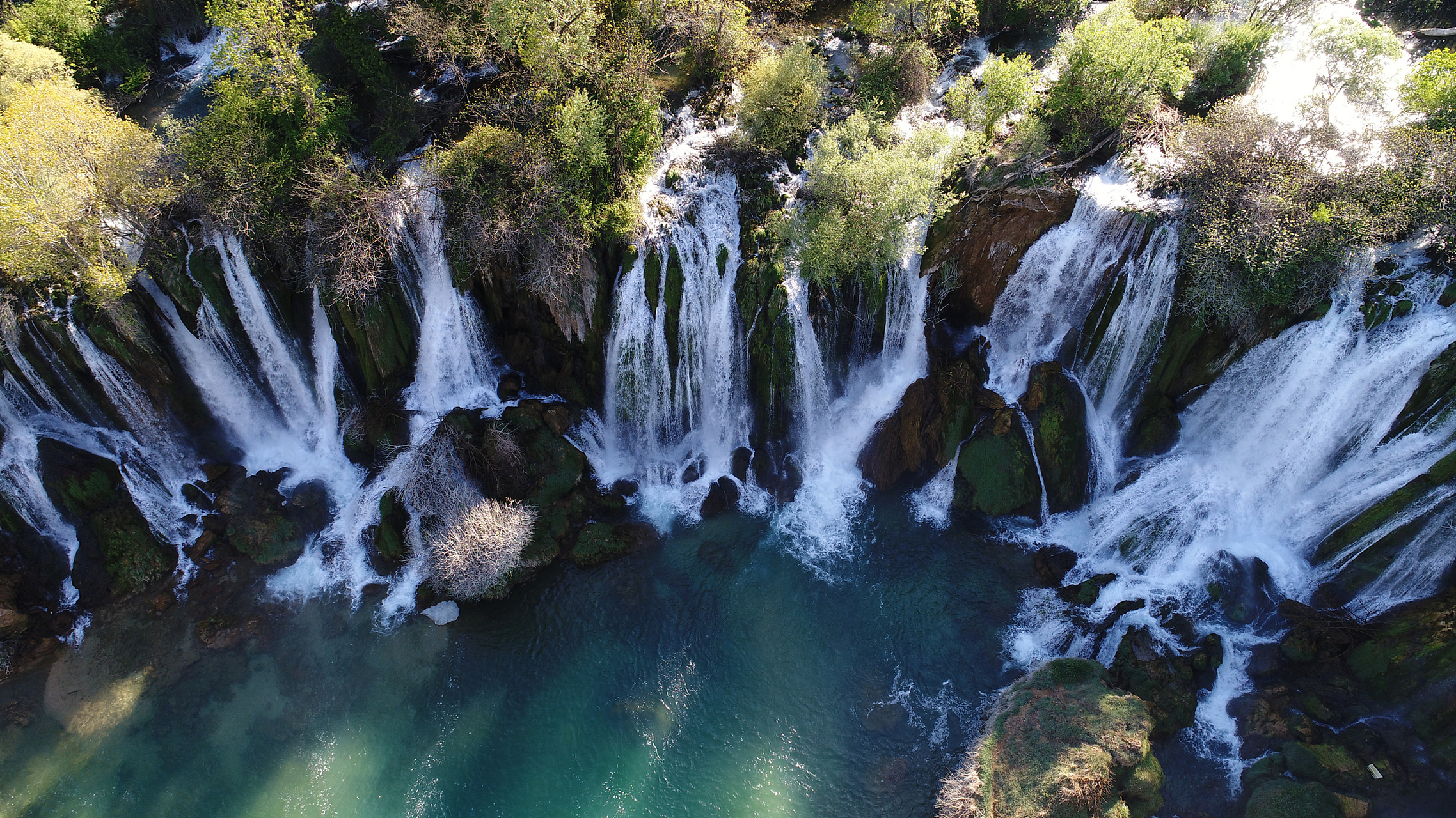 九寨沟珍珠滩瀑布:瀑布之冠,天然氧吧  九寨沟的珍珠滩瀑布,是我此行