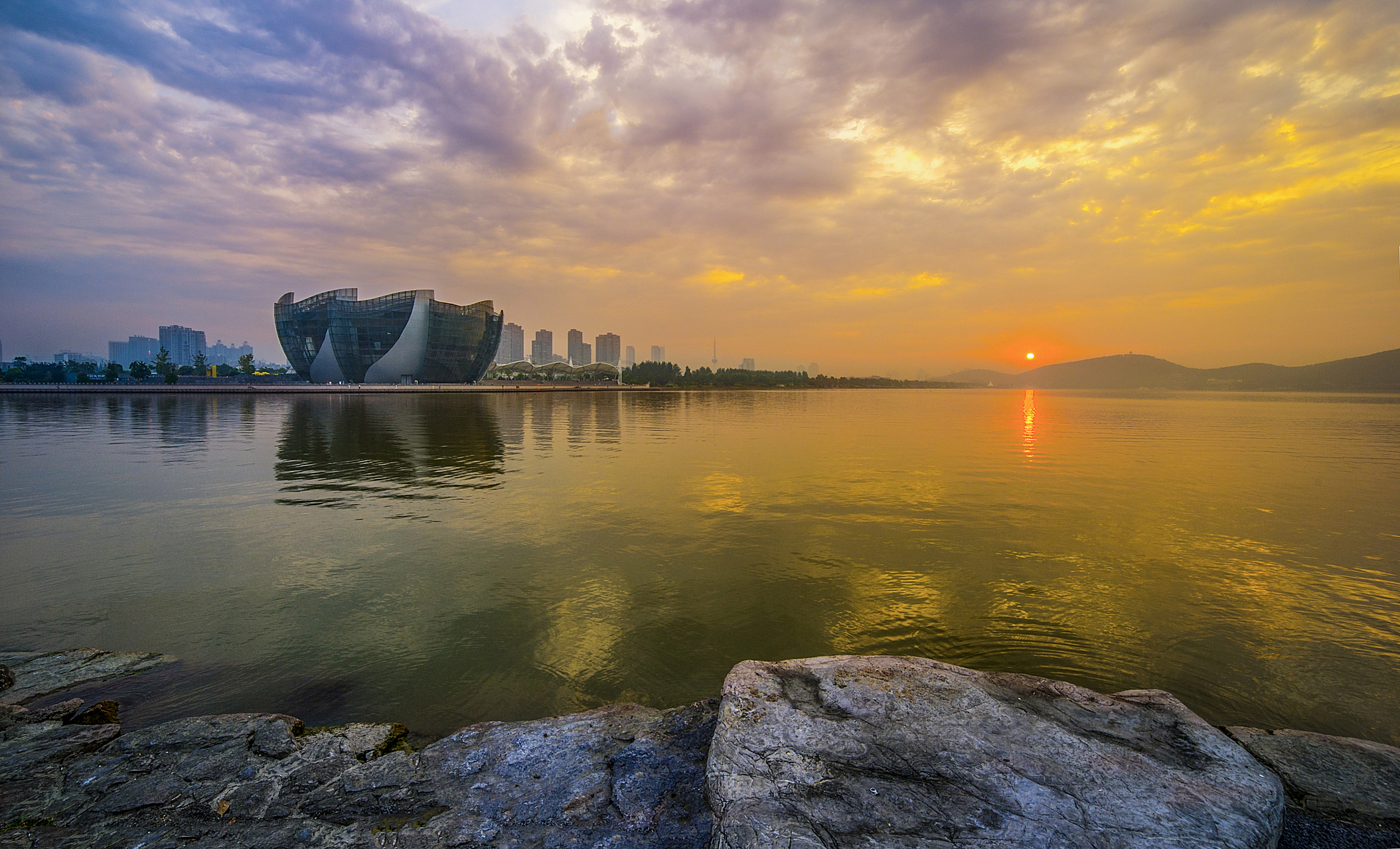 品味徐州之美,不可错过的胜地莫过于云龙湖和云龙山.