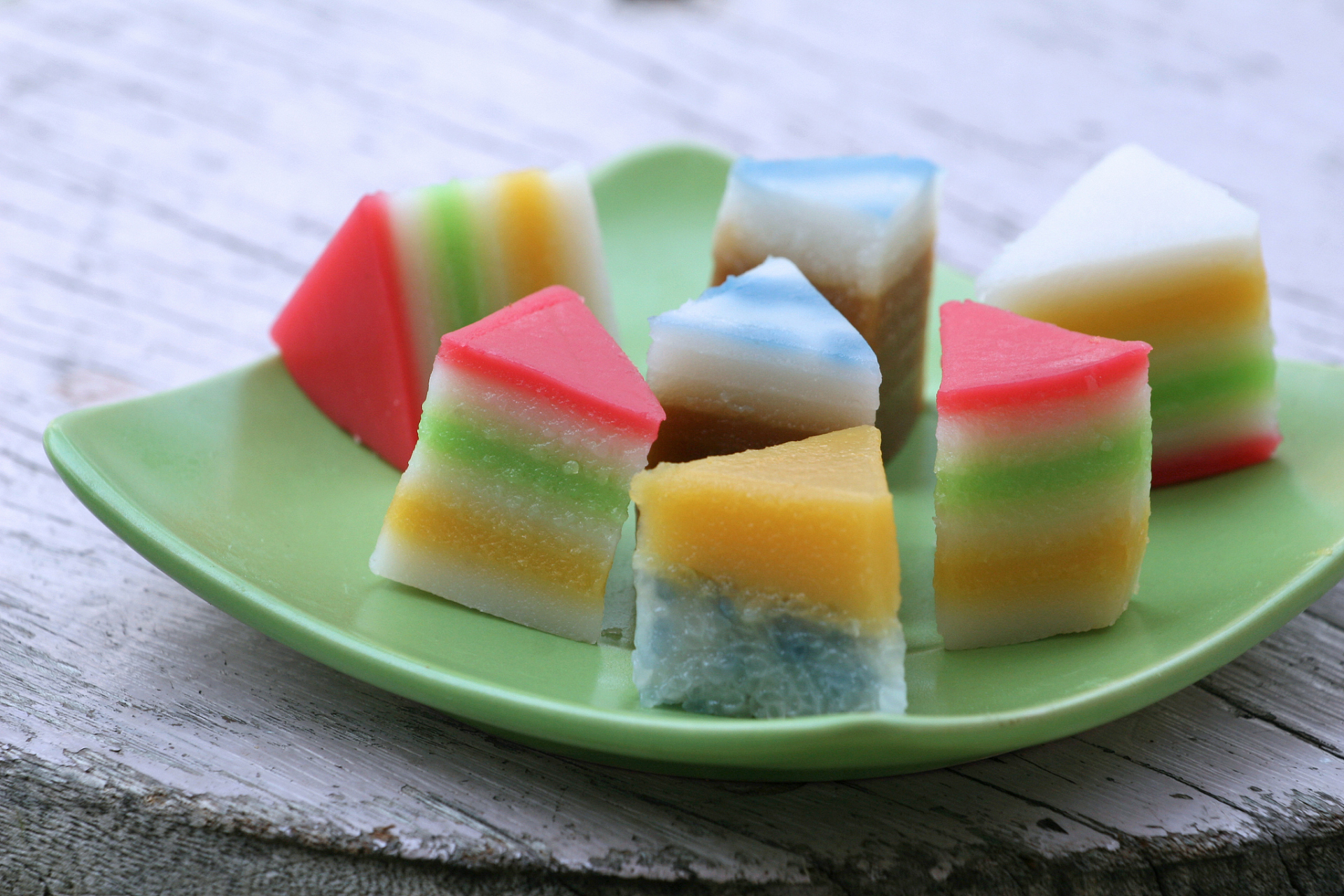 七层糕,美名"七夕糕",顾名思义,它是由七层不同颜色的美味组成的.