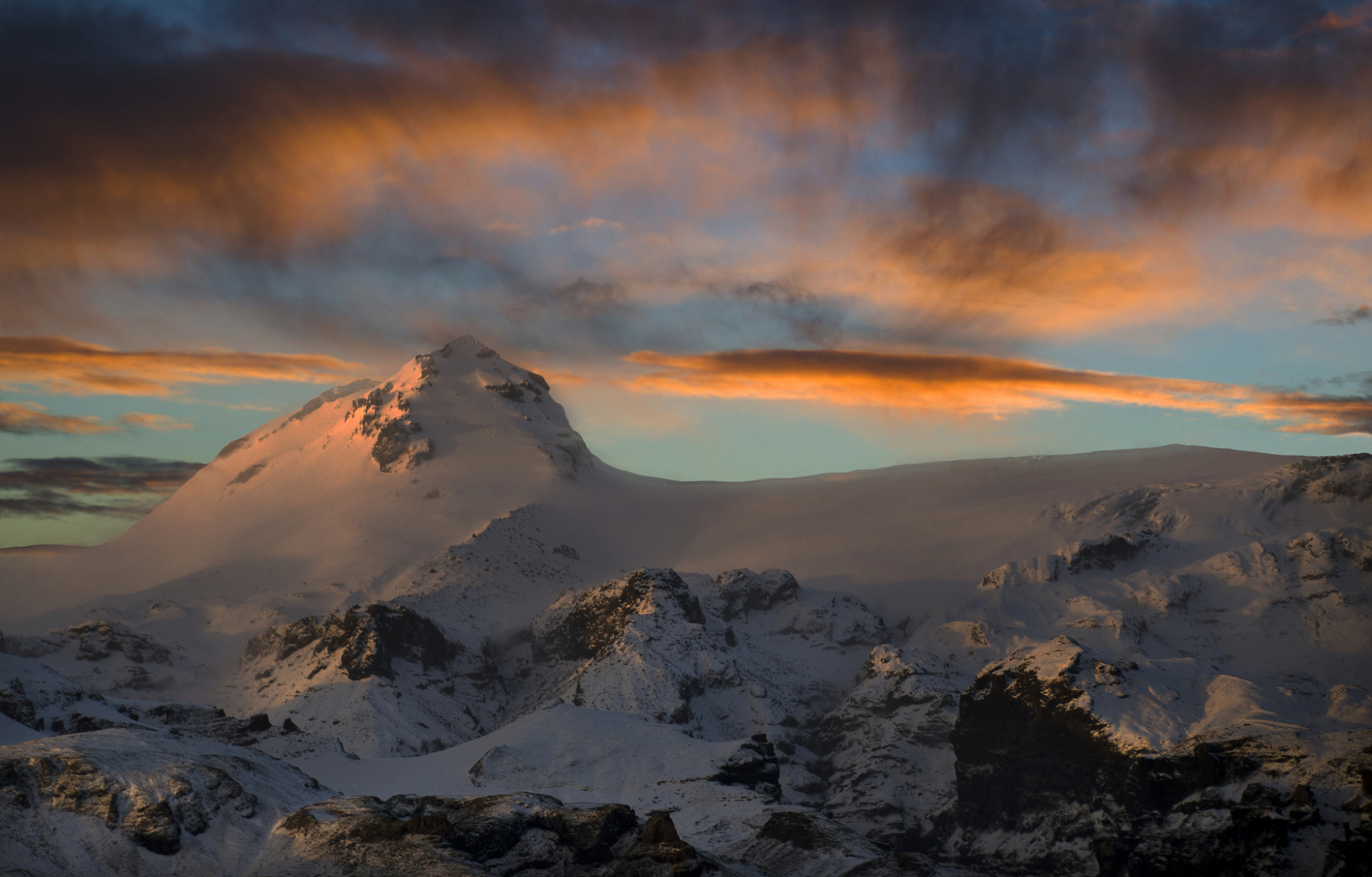 公元1897年,人类首次登上阿空加瓜峰,考察证实它由火山岩构成,山形呈