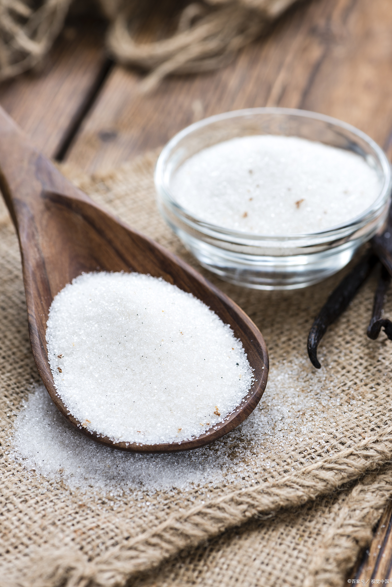 很多朋友在厨房烹饪时,可能会疑惑:食用碱和小苏打是一样的吗?