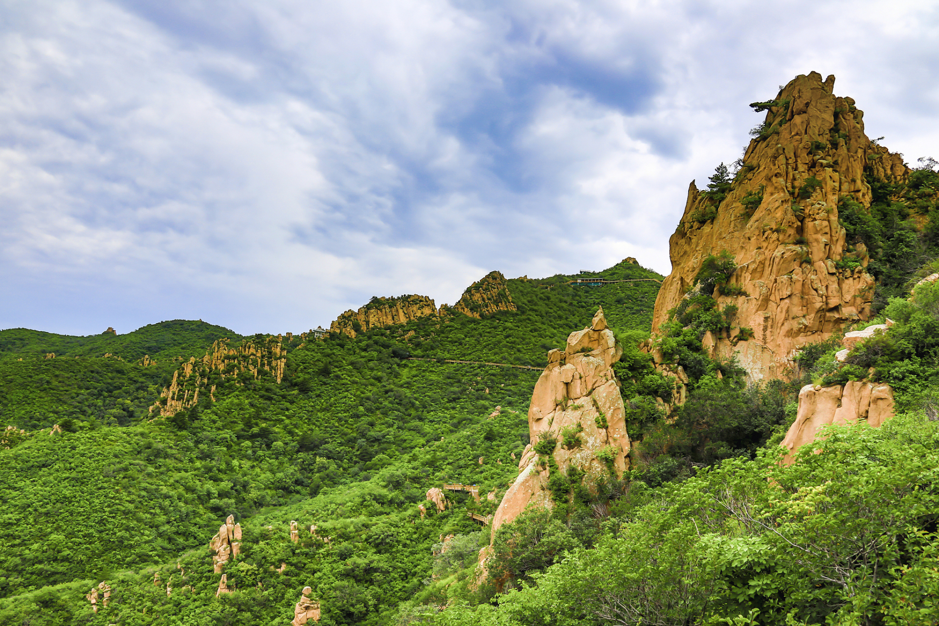 大黑山国家森林公园,不仅仅是一座山,更是一处蕴藏着奇峰怪石,北国