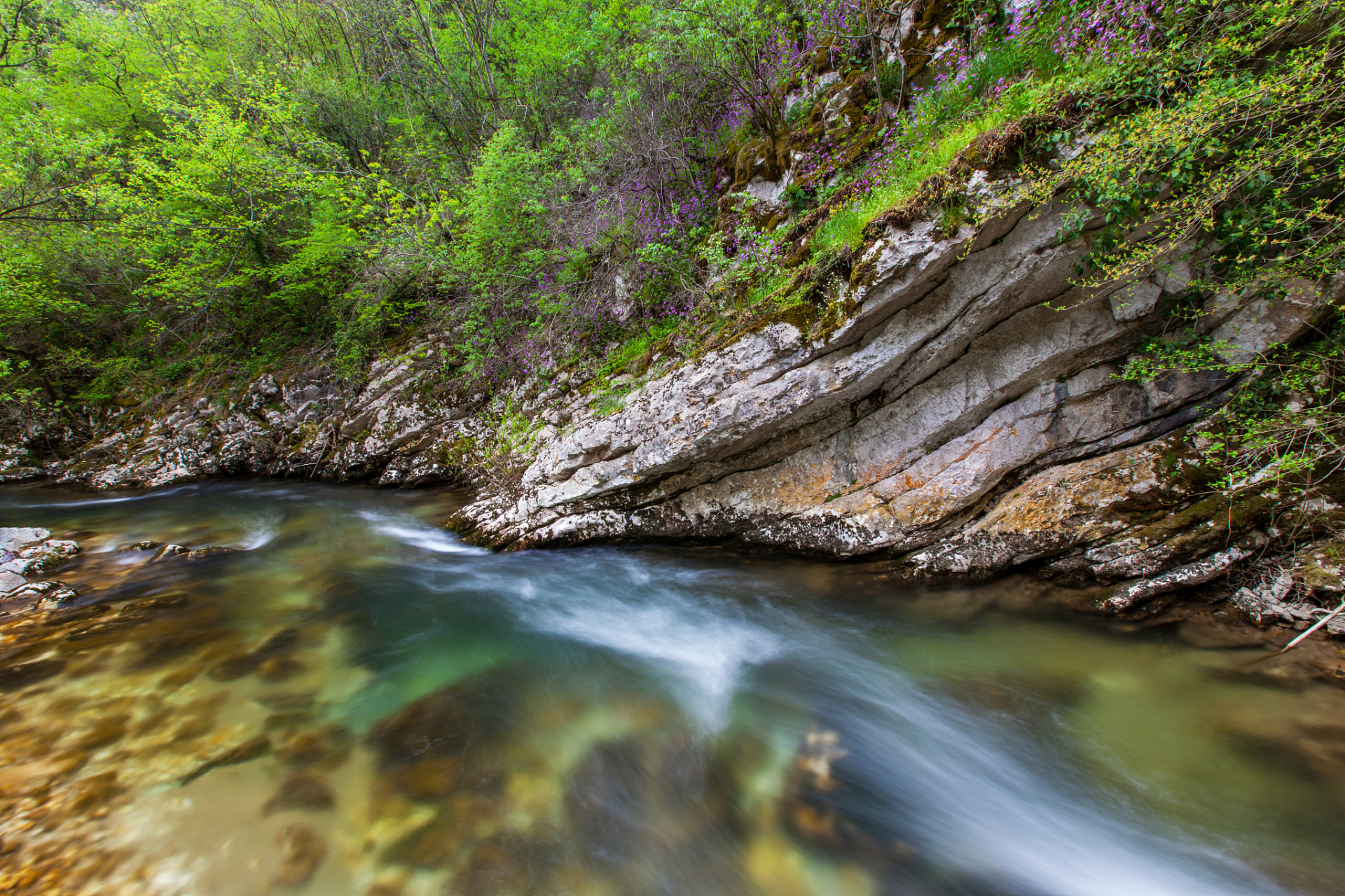 吉林兰家大峡谷国家森林公园坐落于吉林省延边朝鲜族自治州汪清县东部