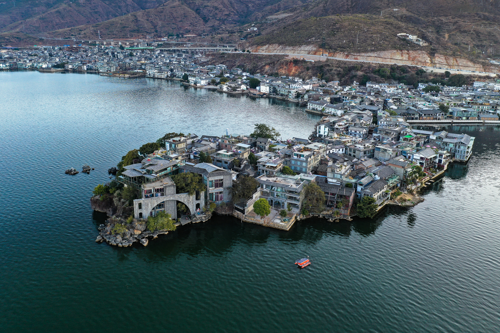古镇是云南大理的一颗明珠,它坐落在洱海东北岸,三面环山,一面临海