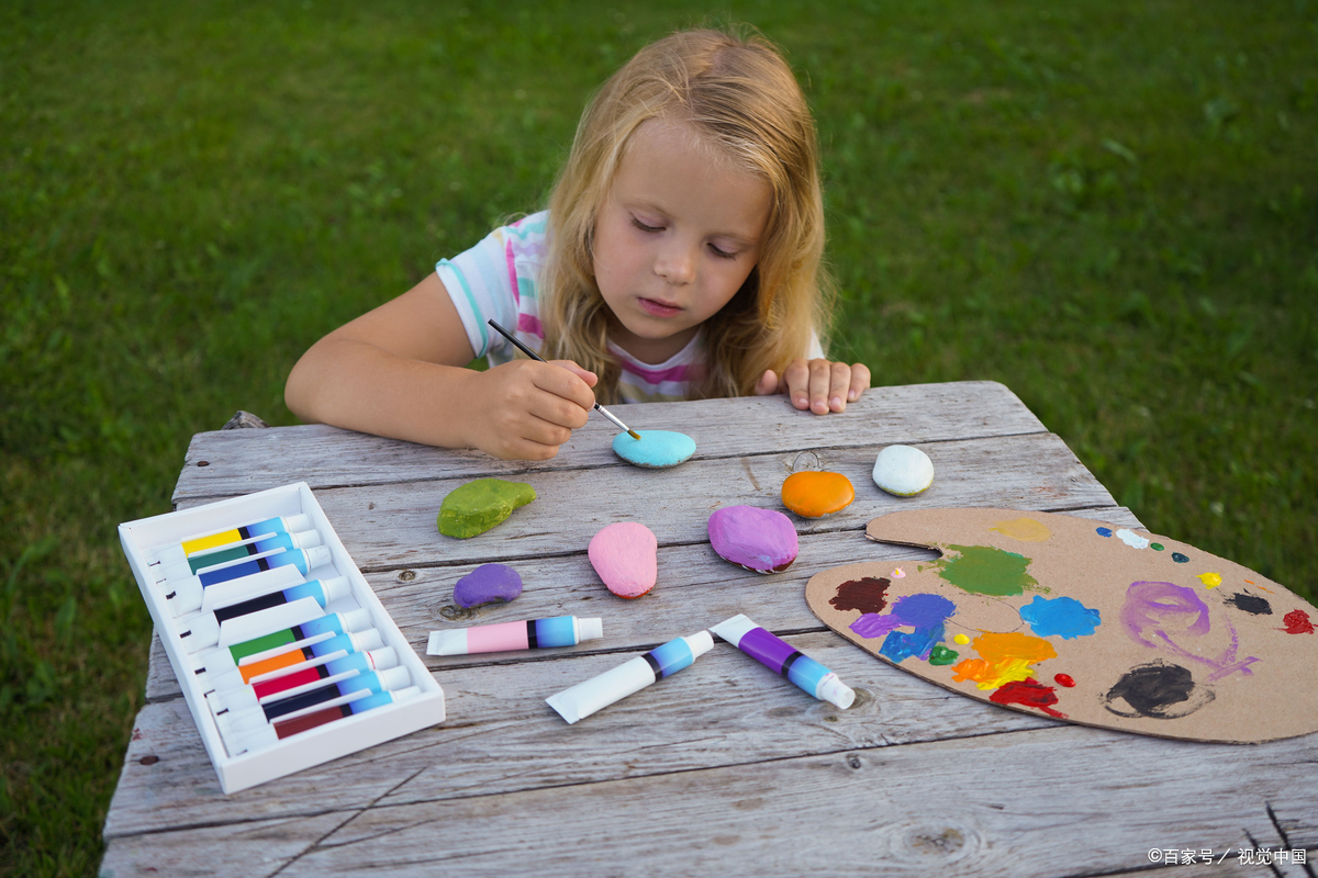 七八岁小孩图片小朋友玩颜料图片