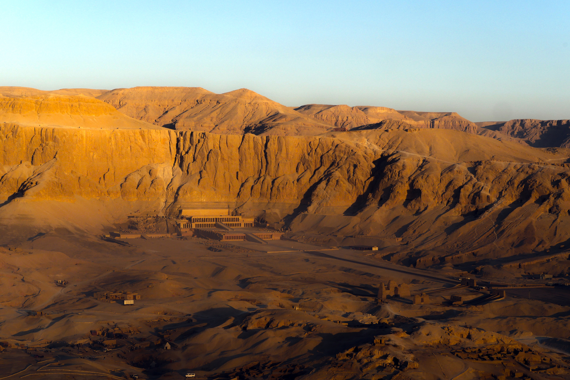 嬉行记# 在中国西北地区的甘肃省有一个迷人的地方,那就是敦煌三危山